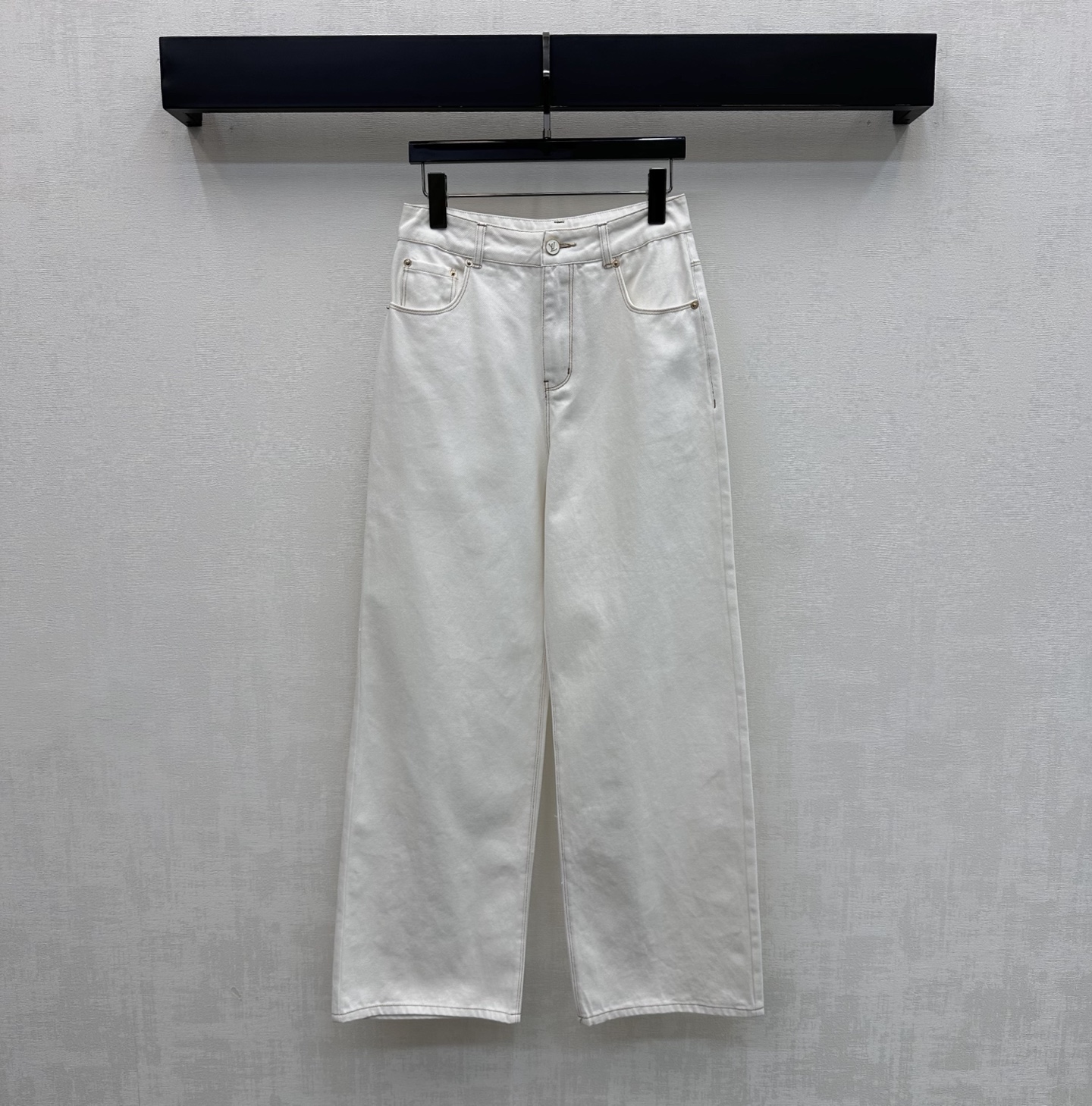 NO:794186,Louis Vuitto*2026 new arrival leather brand denim straight-leg trousers, customized YB imported twill cotton denim material, high-quality texture, crisp and stylish, symmetrical pockets, enzyme washed off-white style, all-over topstitching details, adding layering to the look, simple retro, durable and high-end, iconic engraved letter leather brand decoration on the back waist to highlight the brand tone, adding a sense of design to the casual denim style, development of surface accessories, high-waisted buttoned straight trousers style tailoring  Can be worn with the same series of jackets to create a high-street fashion style. High version, Louis Vuitton, jackets & coats,19860909Louis Vuitto*2026新品上架皮牌牛仔直筒长裤定制YB进口斜纹棉牛仔材质 质感高级 挺括有型 对称口袋配合酵素水洗米白色款 通体明线包边细节处理 增添造型层次感 简约复古 耐看高级 后腰点缀标志性刻印字母皮牌装饰 彰显品牌调性 为休闲牛仔风增加设计感 面辅料开发 高腰系扣直筒长裤版型剪裁 可搭配同系列外套穿搭 打造高街时髦风格 高版本,,louis vuitton,jackets & coats,,Women's clothing