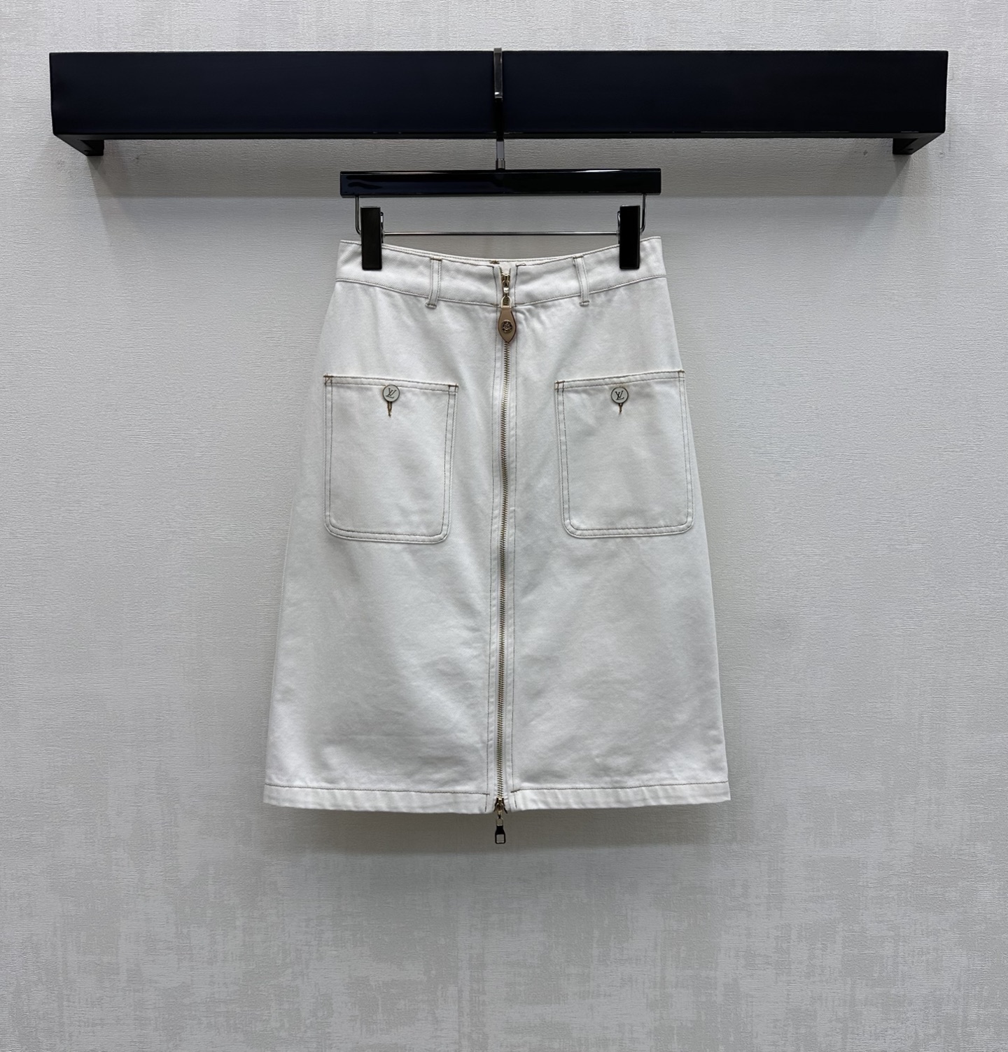 NO:794190,Louis Vuitto* 2026 new products on the shelves leather brand denim straight skirt, customized YB imported twill cotton denim material, high-quality texture, crisp and stylish, symmetrical pockets, enzyme washed off-white style, all-over topstitching details, with two-way leather label zipper adjustment design, adding layering to the look, simple retro, durable and high-end, iconic engraved letter leather brand decoration on the back waist to highlight the brand's tone, adding a sense of design to the casual denim style, development of surface accessories  High-waist zippered straight skirt cut. Can be worn with jackets from the same series to create a high-street fashion style. High version, Louis Vuitton, skirts, jackets & coats,19860909Louis Vuitto*2026新品上架皮牌牛仔直筒半裙定制YB进口斜纹棉牛仔材质 质感高级 挺括有型 对称口袋配合酵素水洗米白色款 通体明线包边细节处理 配合双向皮标拉链调节设计 增添造型层次感 简约复古 耐看高级 后腰点缀标志性刻印字母皮牌装饰 彰显品牌调性 为休闲牛仔风增加设计感 面辅料开发 高腰拉链直筒半裙版型剪裁 可搭配同系列外套穿搭 打造高街时髦风格 高版本,,louis vuitton,skirts,jackets & coats,,Women's clothing