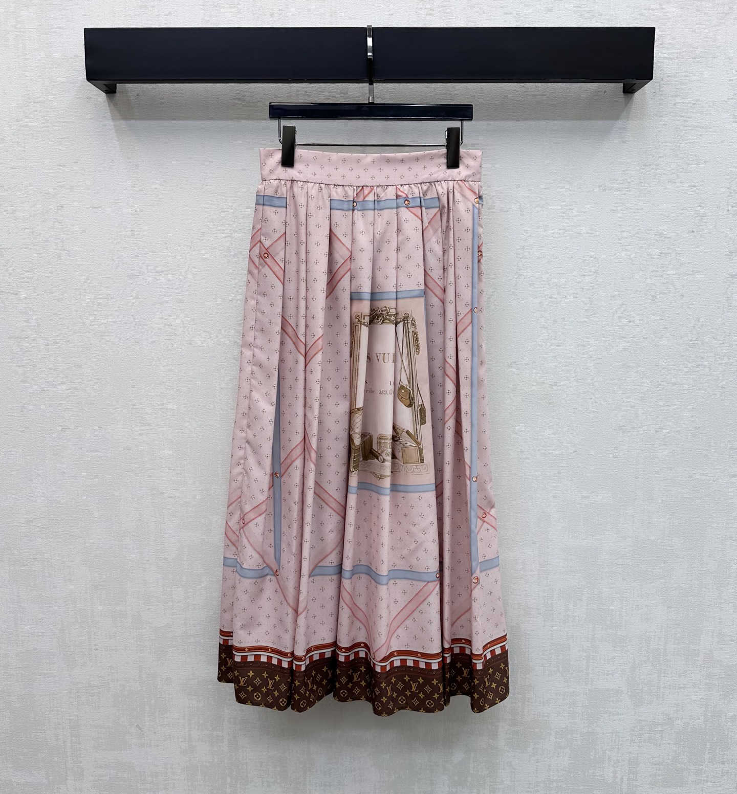 NO:794164,Dio*2026 new arrival printed pleated skirt, customized YB imported twill material, smooth and comfortable, iconic four-leaf clover letter bag printed pattern, highlighting the brand's tone, side zipper adjustment and slightly A-shaped pleated umbrella-shaped hem design, adding layering to the look. Surface accessories development, high waist pleated skirt cut, can be matched with the same series of shirts, daily commuting complete set, high fashion, high version, dior, skirts,19860909Dio*2026新品上架印花压褶半裙定制YB进口斜纹绸材质 垂顺舒适 标志性四叶草字母箱包印花图案 彰显品牌调性 侧边拉链调节配合微A字压褶伞状大摆设计 增添造型层次感 面辅料开发 高腰压褶半裙剪裁 可搭配同系列衬衣 日常通勤成套穿搭高级时髦 高版本,,dior,skirts,,Women's clothing