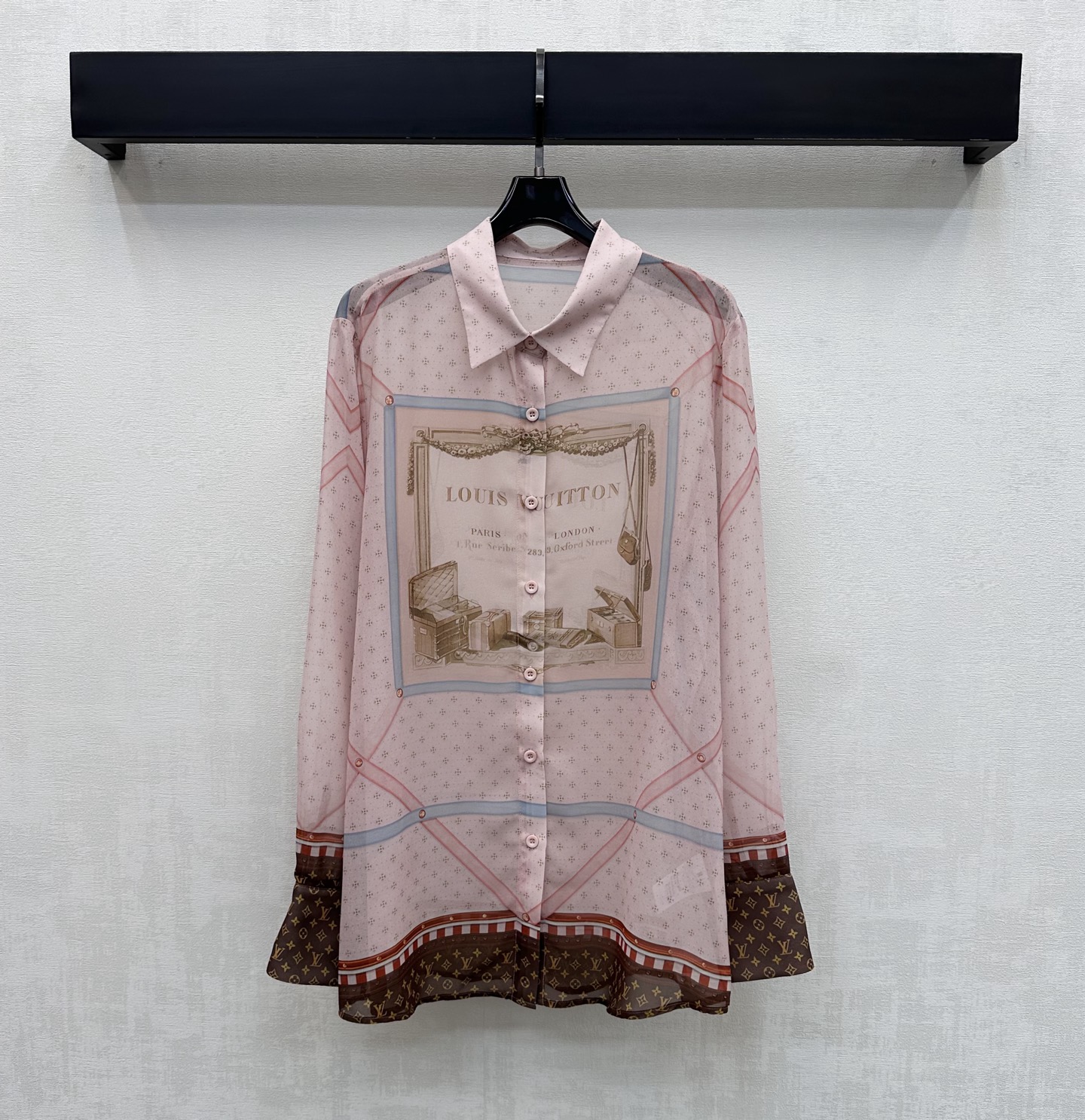 NO:794169,Louis Vuitto*2026 new arrivals printed tulle long-sleeved shirt customized with YB imported light sheer material Breathable, comfortable and delicate Iconic four-leaf clover letter bag printed pattern Highlights the brand tone Red small round button adjustment design on the placket adds layering to the look Development of surface accessories Regular lapel shirt tailoring Can be matched with skirts of the same series Daily commuting complete set high-end fashion High version, Louis Vuitton, skirts, shirts,19860909Louis Vuitto*2026新品上架印花薄纱长袖衬衣定制YB进口轻薄透纱材质 透气舒适细腻 标志性四叶草字母箱包印花图案 彰显品牌调性 开襟红色系小圆纽扣调节设计 增添造型层次感 面辅料开发 常规翻领衬衫剪裁 可搭配同系列半裙 日常通勤成套穿搭高级时髦  高版本,,louis vuitton,skirts,shirts,,Women's clothing