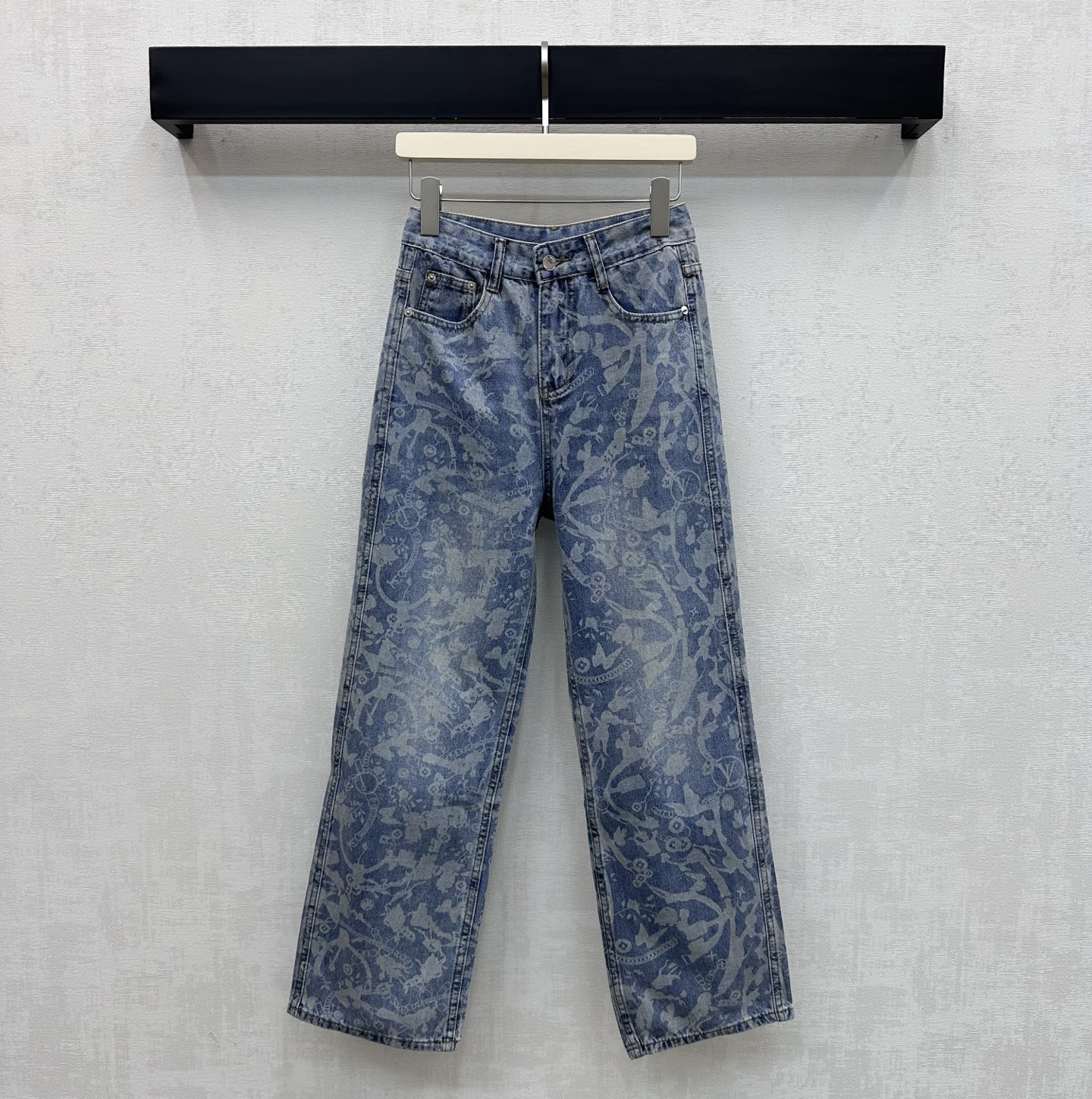 NO:794178,Louis Vuitto*2026 new arrivals printed denim trousers customized with YB imported twill cotton denim material Breathable and comfortable, full of texture Chain printed pattern all over the body embellished with iconic letters to highlight the brand's tone Decorated with symmetrical pockets and contrasting leather label design on the back waist to add layering to the look Surface accessories development High-waist buttoned straight trousers cut Casual and fashionable with tops High version, Louis Vuitton,19860909Louis Vuitto*2026新品上架印花牛仔长裤定制YB进口斜纹棉牛仔材质 透气舒适 质感十足 通体满印链条印花图案 标志性字母点缀其中 彰显品牌调性 饰以对称插兜口袋搭配后腰撞色皮标设计 增添造型层次感 面辅料开发 高腰系扣直筒长裤剪裁 随意搭配上装穿搭出彩时髦  高版本,,louis vuitton,,Women's clothing