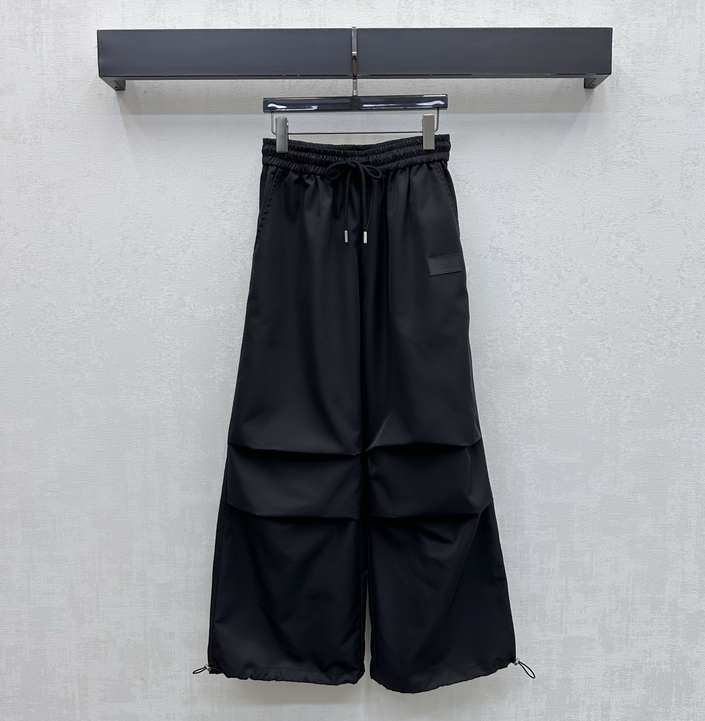 NO:794158,MM6*2026 new arrivals drawstring workwear wide-leg trousers, custom-made YB imported cotton material, smooth and draped, using the pleated pleated tailoring design at the knees, with drawstring adjustment, switchable straight-legged trousers, adding layering to the look, emblazoned with iconic letter logo decoration on the waist and crotch, highlighting the brand tone, showing the brand's trendy style, development of surface accessories, high-waisted wide-leg trousers cut, tolerant and fashionable dressing, casually matched with trendy hot girls with tops  High version 2 colors, masion margiela,19860909MM6*2026新品上架抽绳工装阔腿长裤定制YB进口棉纶材质 滑爽垂顺 沿用膝盖处褶皱压褶裁剪设计 配合抽绳调节处理 可切换直筒束腿裤型 增添造型层次感 腰胯侧点缀标志性字母徽标装饰 彰显品牌调性 呈现出品牌潮流风格 面辅料开发 高腰阔腿长裤剪裁 穿搭包容时髦 随意搭配上装潮流辣妹    高版本2色,,masion margiela,,Women's clothing