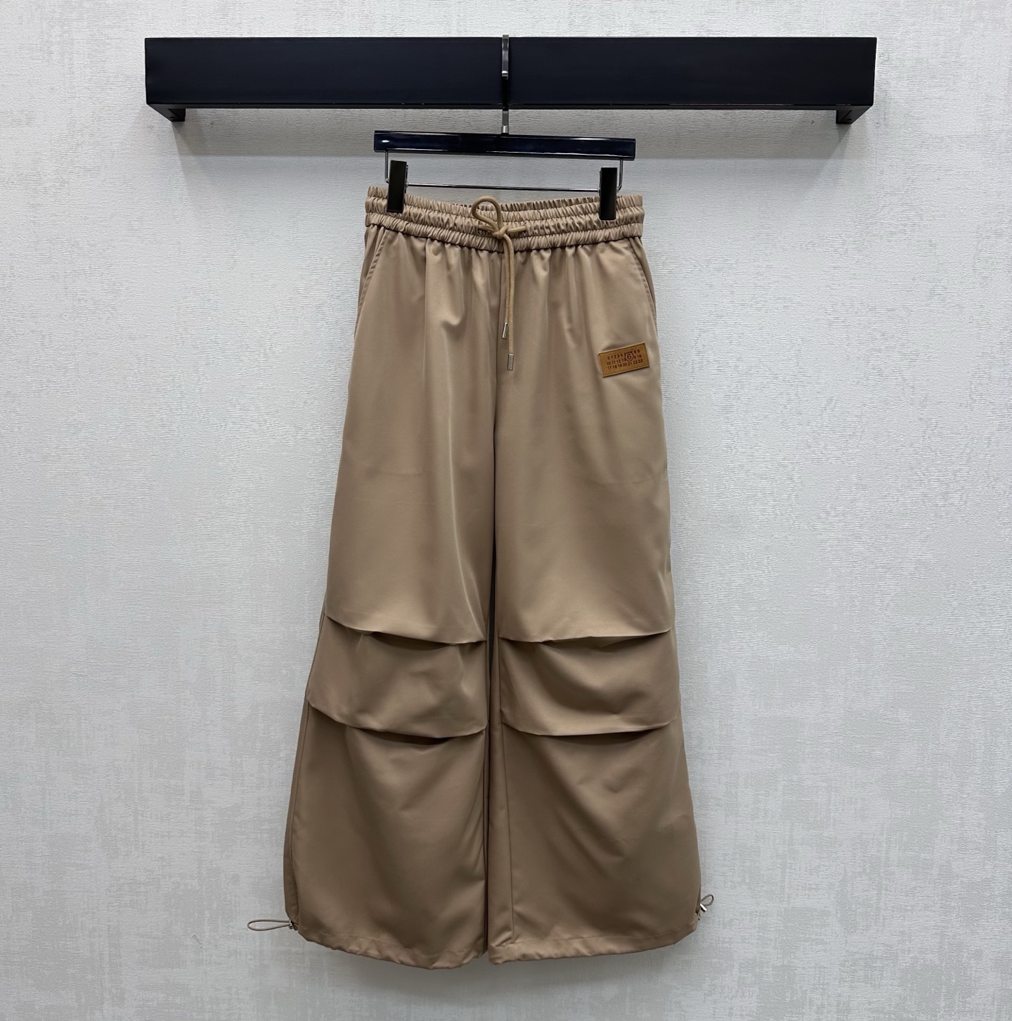 NO:794175,MM6*2026 new arrivals drawstring workwear wide-leg trousers, custom-made YB imported cotton material, smooth and draped, using the pleated pleated tailoring design at the knees, with drawstring adjustment, switchable straight-legged trousers, adding layering to the look, emblazoned with iconic letter logo decoration on the waist and crotch, highlighting the brand tone, showing the brand's trendy style, development of surface accessories, high-waisted wide-leg trousers cut, tolerant and fashionable dressing, casually matched with trendy hot girls with tops  High version 2 colors, masion margiela,19860909MM6*2026新品上架抽绳工装阔腿长裤定制YB进口棉纶材质 滑爽垂顺 沿用膝盖处褶皱压褶裁剪设计 配合抽绳调节处理 可切换直筒束腿裤型 增添造型层次感 腰胯侧点缀标志性字母徽标装饰 彰显品牌调性 呈现出品牌潮流风格 面辅料开发 高腰阔腿长裤剪裁 穿搭包容时髦 随意搭配上装潮流辣妹    高版本2色,,masion margiela,,Women's clothing
