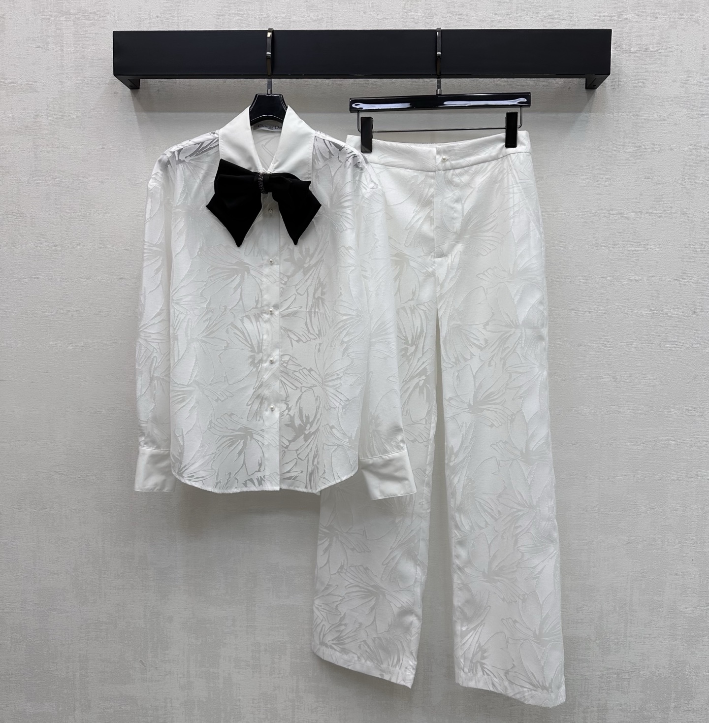 NO:794183,Dio*2026 new product launches laser burnt shirt and trousers set. Customized YB imported cotton material. Skin-friendly, soft and drapey. It is processed by laser burnt process to present a full-print flower hollow texture to add layering to the look. The collar is decorated with detachable bow pins to highlight the brand tone. Low-key and elegant. Clean and smooth. Development of surface accessories. Lapel shirt and straight trousers cut. Complete set of high-end fashion. High version, dior,19860909Dio*2026新品上架激光烧花衬衣长裤套装 定制YB进口棉纶材质 亲肤柔软 垂感十足 沿用激光烧花工艺处理 呈现满印花朵镂空肌理 增添造型层次感 领边以可拆卸蝴蝶结别针设计装饰 彰显品牌调性 低调大气 利落垂顺 面辅料开发 翻领衬衣直筒长裤剪裁 成套穿搭高级时髦   高版本,,dior,,Women's clothing