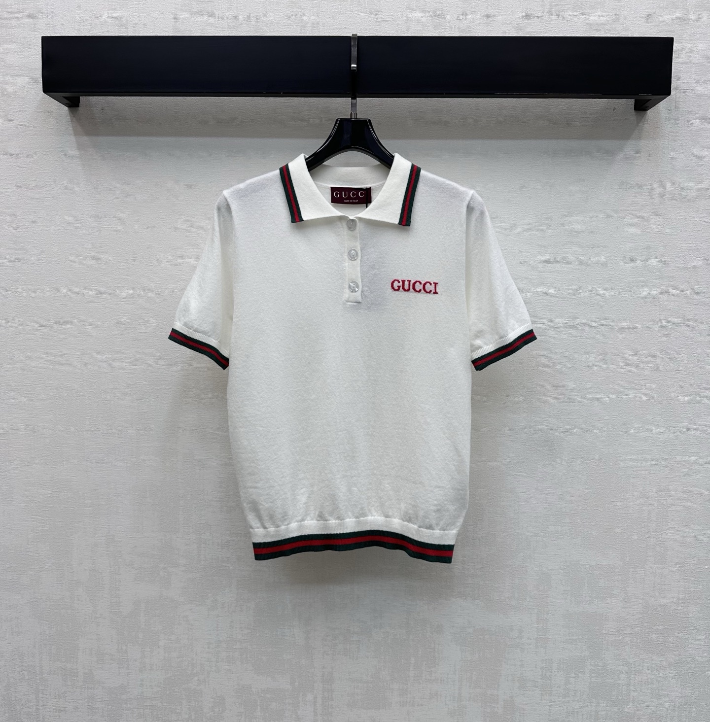 NO:794144,Gucc*2026 new products are on the shelves. Lapel contrasting color short-sleeved knitted custom YB imported wool knitted material. Comfortable and warm. Full of texture. Decorated with the iconic letter logo on the chest to highlight the brand tone. Half placket button adjustment to match the collar, cuffs and hem stripes and contrasting color design to add layering to the look. Surface accessories development. Lapel short-sleeved top tailoring. Fashionable for daily wear to reduce age. High version 2 colors, gucci, T-shirt,19860909Gucc*2026新品上架翻领撞色短袖针织定制YB进口羊毛针织材质 舒适保暖 质感十足 饰以胸前点缀标志性字母徽标装饰 彰显品牌调性 半开襟纽扣调节配合领边袖口下摆条纹拼接撞色设计 增添造型层次感 面辅料开发 翻领短袖上衣剪裁 日常穿搭减龄时髦 高版本2色,,gucci,T-shirt,,Women's clothing