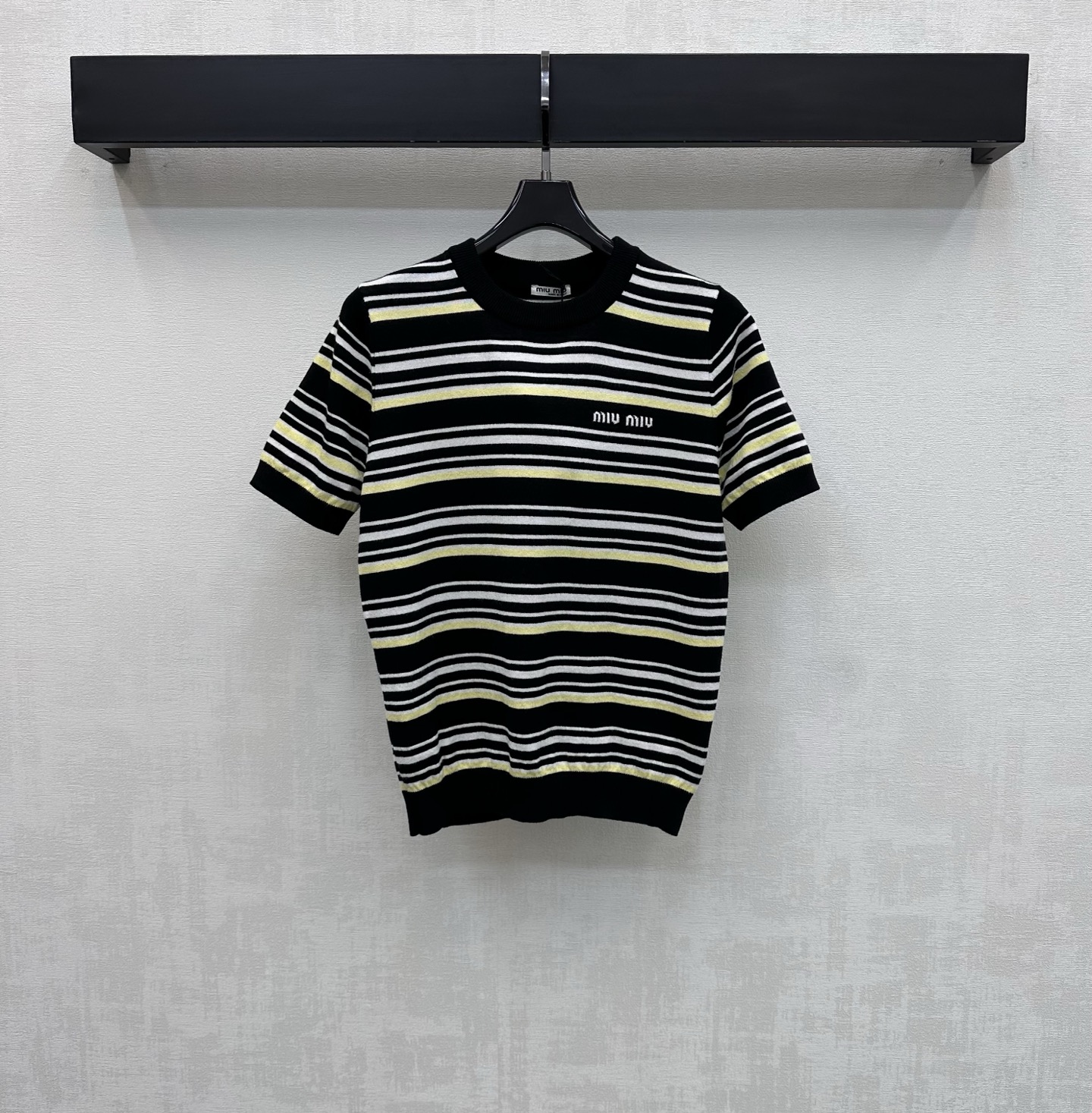 NO:794141,Miumi*2026 new products are on the shelves. Round neck striped short-sleeved knitted custom YB imported wool knitted material. Stretchy and comfortable, full of texture. The whole-body horizontal striped texture matches the regular fit to create a fashionable temperament. It is slim and inclusive and adds layering to the look. The chest is embellished with iconic letter embroidery logo decoration to highlight the brand tone. Surface accessories development. Round neck short-sleeved top tailoring. Casually matched with skirts and trousers. Elegant and sweet upper body. Highly matchable. Unlock various ways of dressing.  High version 2 colors,,miumiu,skirts,T-shirt,19860909Miumi*2026新品上架圆领条纹短袖针织定制YB进口羊毛针织材质 弹力舒适 质感十足 通体横向条纹肌理配合常规版型穿出时髦气质 显瘦包容身材 增添造型层次感 胸口点缀标志性字母刺绣徽标装饰 彰显品牌调性 面辅料开发 圆领短袖上衣剪裁 随意搭配裙裤装上身优雅甜美 搭配性极高 解锁各种穿搭方式  高版本2色,,miumiu,skirts,T-shirt,,Women's clothing