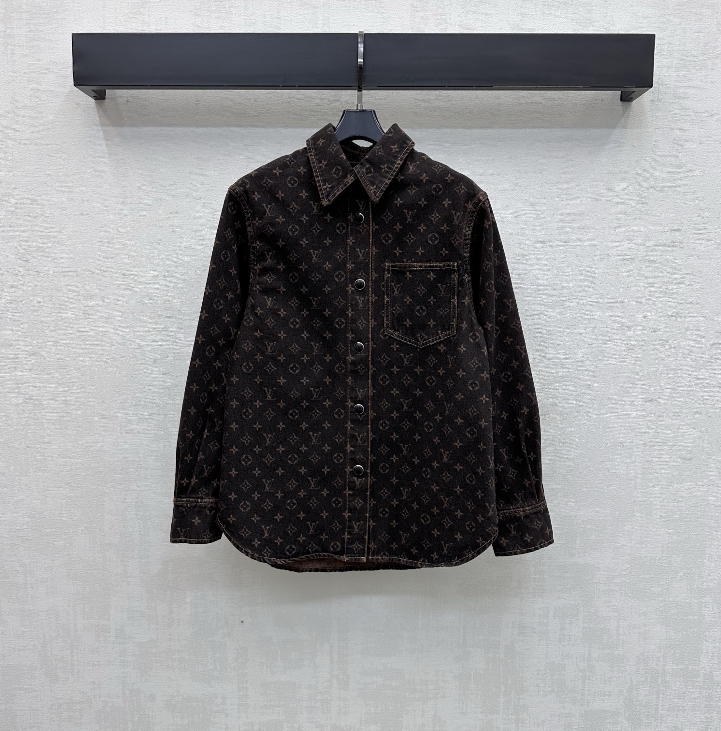 NO:794155,Louis Vuitto*2026 new product launch laser denim shirt customized YB imported twill cotton material Enzyme washing process not easy to fade and cross-color The whole body is covered with four-leaf clover elements and letter logo elements to highlight the brand's tone The silhouette version is matched with the placket and exquisite snap-button adjustment design to enrich the visual effect and add layering to the look. Development of surface accessories Lapel long-sleeved shirt tailoring Can be paired with shorts from the same series. Wear as a set to show a casual and free style. You can also buy them separately.  high version,,louis vuitton,shorts,shirts,19860909Louis Vuitto*2026新品上架激光牛仔衬衫定制YB进口斜纹全棉材质 酵素水洗工艺 不易掉色串色 通体满铺四叶草元素和字母徽标元素 彰显品牌调性 廓形版型配合开襟精致按扣调节设计 丰富视觉效果 增添造型层次感 面辅料开发 翻领长袖衬衣剪裁 可搭配同系列短裤 成套穿搭呈现随性自由风格 也可分开购入搭配  高版本,,louis vuitton,shorts,shirts,,Women's clothing