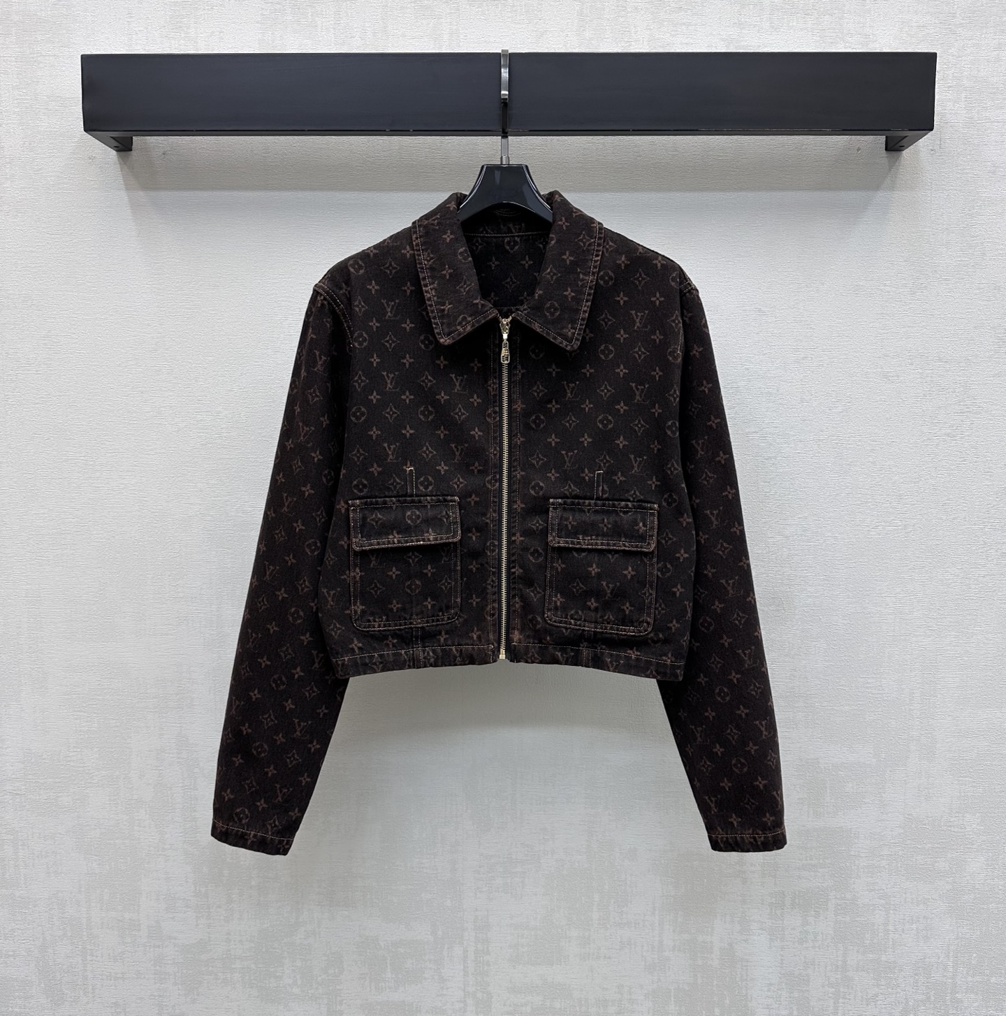 NO:794152,Louis Vuitto*2026 new arrival laser denim jacket jacket customized YB imported twill cotton material Enzyme washing process not easy to fade and cross-color The whole body is covered with four-leaf clover elements and letter logo patterns and engraved leather labels on the back to highlight the brand tone The silhouette is matched with the placket metal zipper adjustment design to enrich the visual effect and add layering to the look Surface accessories development Lapel zipper jacket tailoring Can be paired with the same series of shorts The complete set shows a casual and free style  Can also be purchased separately to match taller versions,,louis vuitton,shorts,jackets & coats,jackets & coats,19860909Louis Vuitto*2026新品上架激光牛仔夹克外套定制YB进口斜纹全棉材质 酵素水洗工艺 不易掉色串色 通体满铺四叶草元素和字母徽标图案与后背刻印皮标点缀装饰 彰显品牌调性 廓形版型配合开襟金属拉链调节设计 丰富视觉效果 增添造型层次感 面辅料开发 翻领拉链夹克外套剪裁 可搭配同系列短裤 成套穿搭呈现随性自由风格 也可分开购入搭配  高版本,,louis vuitton,shorts,jackets & coats,jackets & coats,,Women's clothing