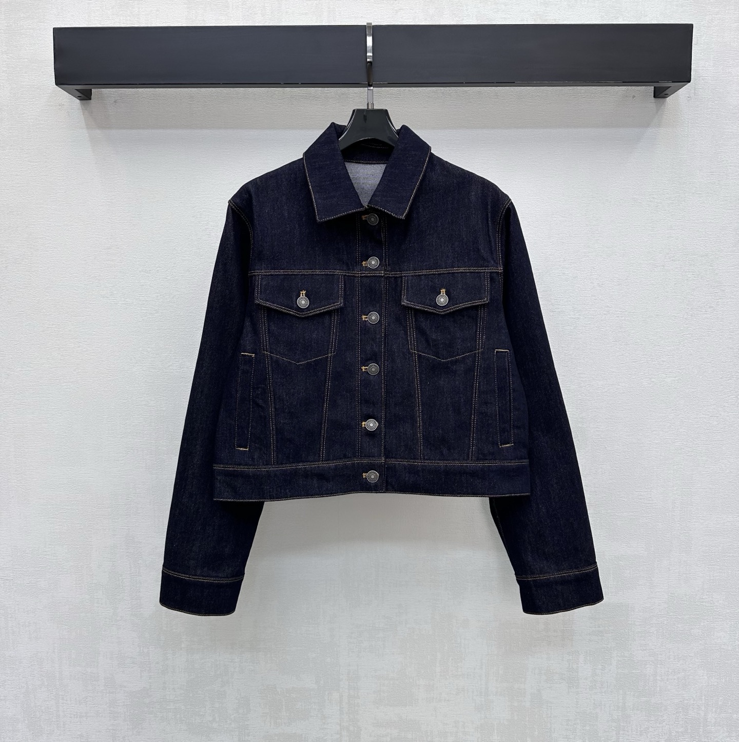 NO:794117,Fend*2026 New Products Retro Denim Jackets Customized YB Imported Twill Cotton Denim Material Multiple Washes Stiff and Stylish All-over Retro Dark Blue Designed with Symmetrical Flap Pockets to Add Layering to the Style Iconic Letters Leather Label Decoration on the Back Waist Highlights the Brand Tonality Creates a Casual High Street Style Surface Accessories Development Lapel Jacket Cutting Can be Matched with the Same Series of Trousers The Complete Set is Stylish High Version, Fendi, Jackets & Coats, Jackets &  coats,19860909Fend*2026新品上架复古牛仔夹克外套定制YB进口斜纹棉牛仔材质 多重水洗 挺括有型 通体复古深蓝色 配合对称翻盖口袋设计 增添造型层次感 后腰点缀标志性字母皮标装饰 彰显品牌调性 打造休闲高街风格 面辅料开发 翻领夹克外套剪裁 可搭配同系列长裤 成套穿搭出彩时髦 高版本,,fendi,jackets & coats,jackets & coats,,Women's clothing