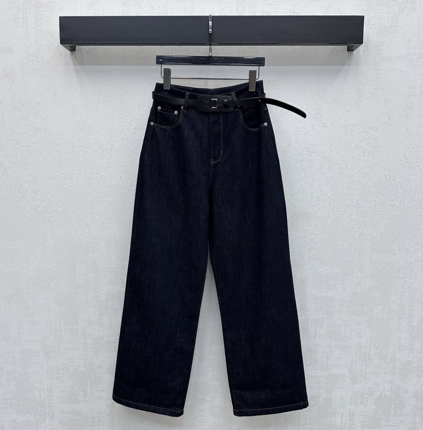 NO:794111,Fend*2026 New Products Retro Belt Denim Trousers Customized YB Imported Twill Cotton Denim Material Multiple Washes Stiff and Stylish All-over Retro Dark Blue Adds Layer to the Style Perforated Belt Adjustment Design Matches the Letter Leather Label Decoration on the Back Waist Highlights the Brand Tonality Creates a Casual High Street Style Fabric Accessories Development High-waisted Buttoned Straight-leg Trousers Cut Can Be Matched With Jackets From The Same Series. The Complete Set Is Stylish. High Version, Fendi, Jackets & Coats,19860909Fend*2026新品上架复古腰带牛仔长裤定制YB进口斜纹棉牛仔材质 多重水洗 挺括有型 通体复古深蓝色 增添造型层次感 沿用穿孔皮带调节设计 配合后腰点缀字母皮标装饰 彰显品牌调性 打造休闲高街风格 面辅料开发 高腰系扣直筒长裤剪裁 可搭配同系列夹克 成套穿搭出彩时髦 高版本,,fendi,jackets & coats,,Women's clothing