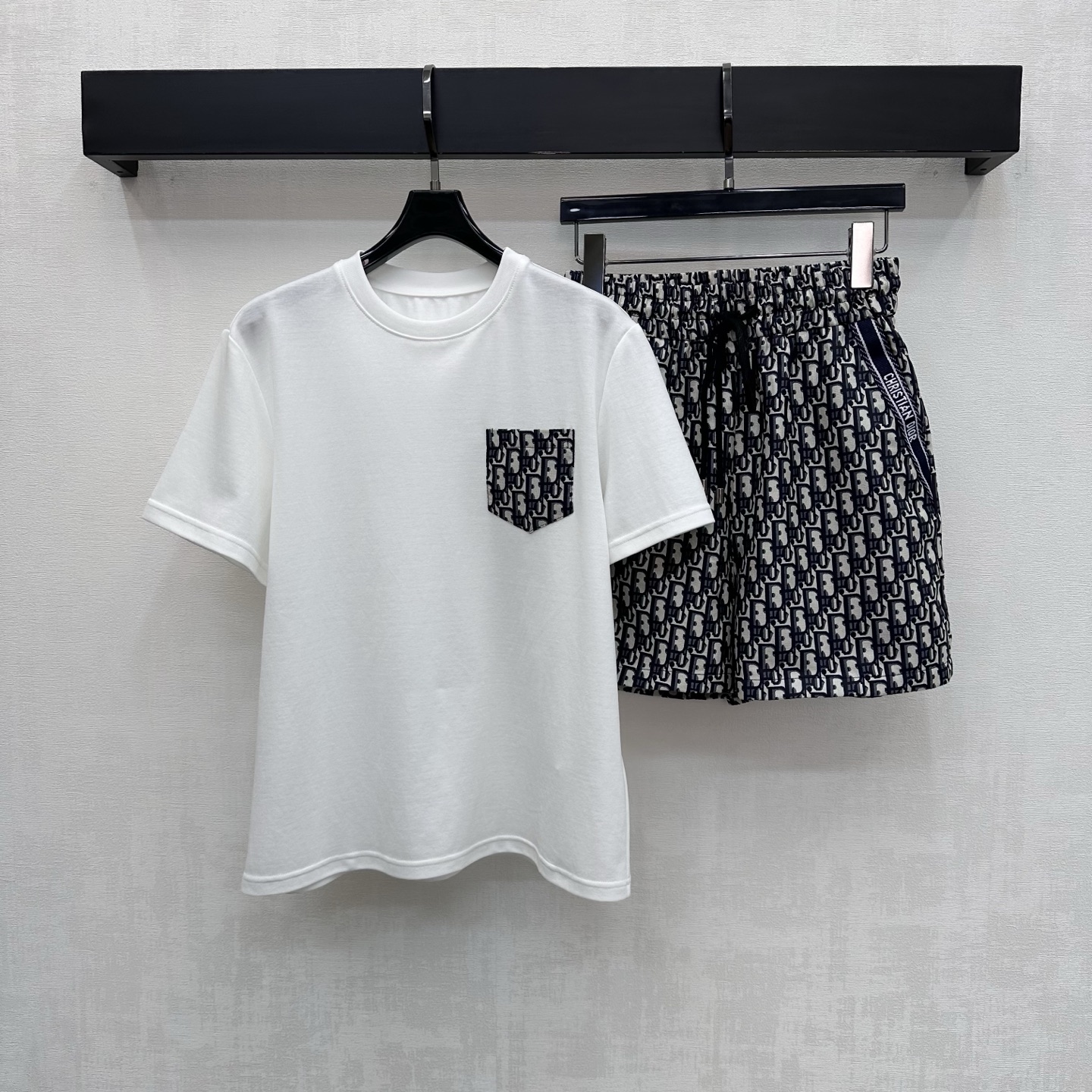 NO:794116,Dio*2026 new arrival printed pocket shorts suit customized YB imported material Mercerized finish Glossy and comfortable The top is decorated with letter printed pockets to add depth to the look Combined with the design of shorts printed with iconic letters to highlight the brand tone Development of surface accessories Round neck short-sleeved T-shirt drawstring shorts Complete set of retro and fashionable high version 2 colors, dior, shorts, T-shirt, tees, t-shirt,19860909Dio*2026新品上架印花口袋短裤套装定制YB进口材质 丝光处理 光泽舒适 上衣饰以字母印花口袋装饰 增添造型层次 配合满印标志性字母短裤设计 彰显品牌调性 面辅料开发 圆领短袖T恤抽绳短裤 成套穿搭复古时髦    高版本2色,,dior,shorts,T-shirt,tees，t-shirt,,Women's clothing