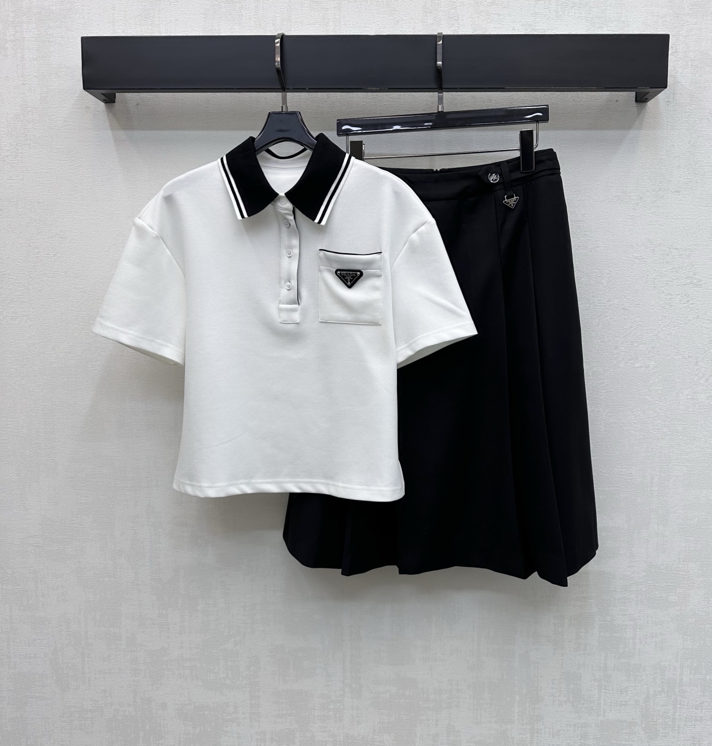 NO:794146,Prad*2026 new arrivals spliced ​​top and skirt suit customized with YB imported cotton material. Breathable and comfortable. The collar edge is designed with thread contrasting stitching to add layering to the look. The chest pocket is embellished with the iconic triangle logo to echo the same design on the waist. Highlighting the brand tone. Development of surface accessories. Lapel short-sleeved top pleated skirt cut. Complete set to reduce age and youthful college style. High version 2 colors, prada, skirts, T-shirt,19860909Prad*2026新品上架拼接上衣半裙套装定制YB进口棉纶材质 透气舒适 领边沿用螺纹撞色包边拼接设计 增添造型层次感 胸前口袋点缀标志性三角徽标呼应腰侧同样设计 彰显品牌调性 面辅料开发 翻领短袖上衣压褶半裙剪裁 成套穿搭减龄青春学院风 高版本2色,,prada,skirts,T-shirt,,Women's clothing