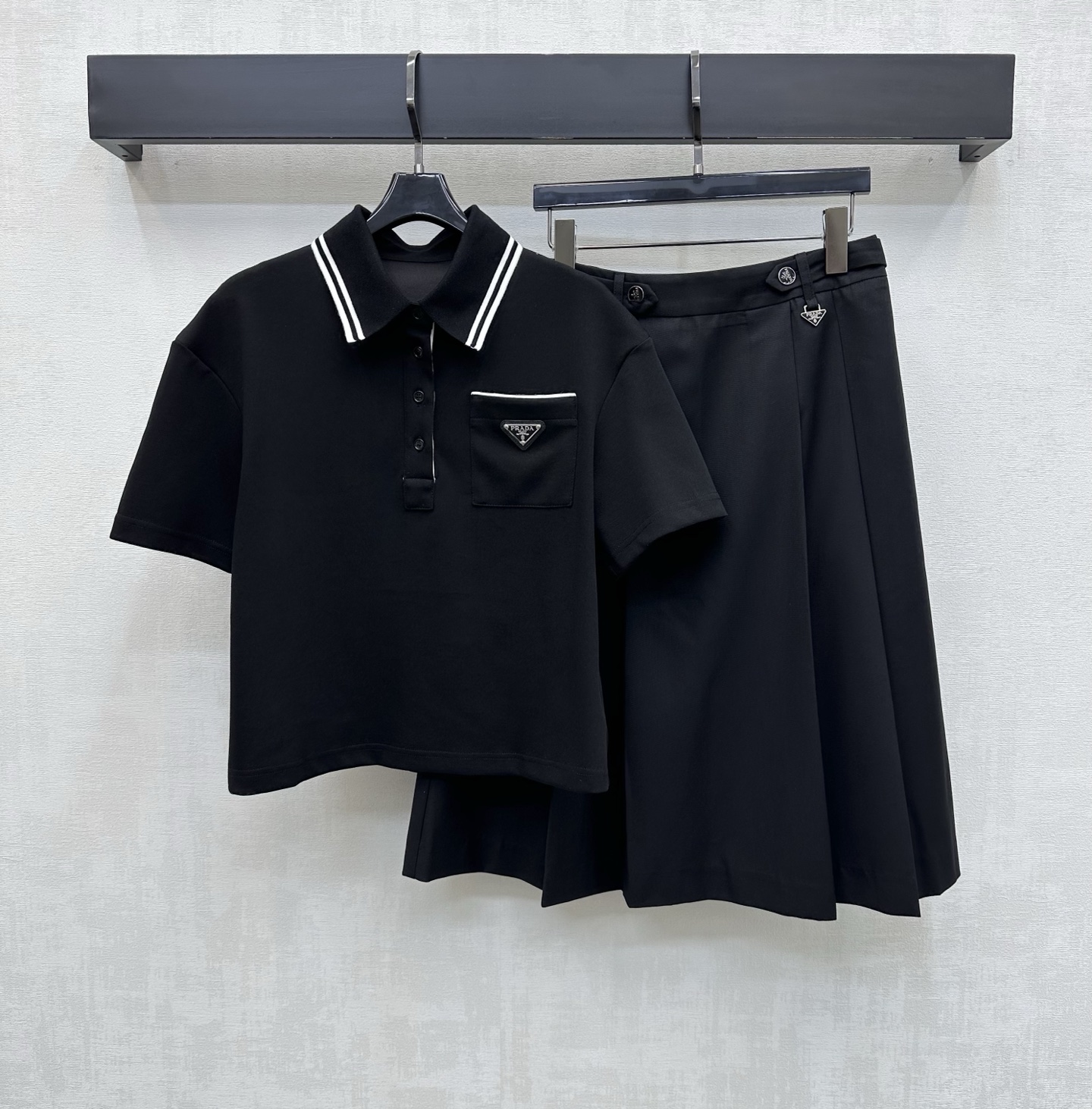 NO:794149,Prad*2026 new arrivals spliced ​​top and skirt suit customized with YB imported cotton material. Breathable and comfortable. The collar edge is designed with thread contrasting stitching to add layering to the look. The chest pocket is embellished with the iconic triangle logo to echo the same design on the waist. Highlighting the brand tone. Development of surface accessories. Lapel short-sleeved top pleated skirt cut. Complete set to reduce age and youthful college style. High version 2 colors, prada, skirts, T-shirt,19860909Prad*2026新品上架拼接上衣半裙套装定制YB进口棉纶材质 透气舒适 领边沿用螺纹撞色包边拼接设计 增添造型层次感 胸前口袋点缀标志性三角徽标呼应腰侧同样设计 彰显品牌调性 面辅料开发 翻领短袖上衣压褶半裙剪裁 成套穿搭减龄青春学院风 高版本2色,,prada,skirts,T-shirt,,Women's clothing