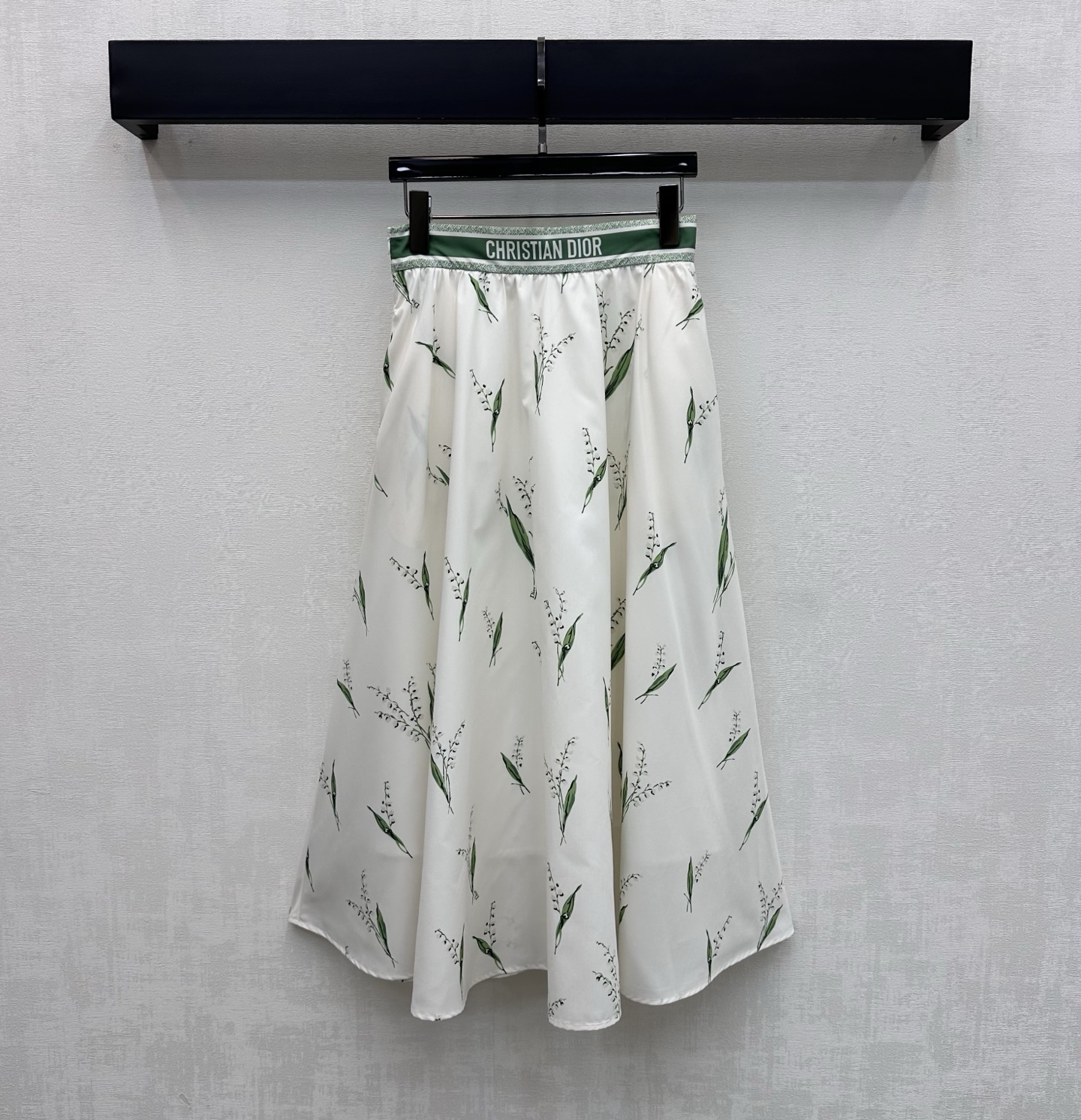 NO:794124,Dio*2026 new products are on the shelves. The lily of the valley printed skirt is made of YB imported twill silk. It is smooth and comfortable. The whole body is printed with lily of the valley elements. It is matched with a slightly A-shaped pleated umbrella-shaped hem design to add layering to the look. The contrasting color waistband is decorated with iconic letter print patterns to highlight the brand tone. The upper body is full of lazy style and echoes the refreshing holiday atmosphere in the hot summer. Development of surface accessories. High-waisted skirt cut can be matched with shirts of the same series.  Easily manage your outfits for commuting and vacation. High version, dior, skirts,19860909Dio*2026新品上架铃兰印花半裙定制YB进口斜纹绸材质 垂顺舒适 通体满印铃兰花元素 配合微A字压褶伞状大摆设计 增添造型层次感 拼接撞色腰头点缀标志性字母印花图案装饰 彰显品牌调性 上身充满慵懒风情气息 呼应炎炎夏日的清爽度假气息 面辅料开发 高腰半身裙剪裁 可搭配同系列衬衣 通勤度假轻松驾驭穿搭 高版本,,dior,skirts,,Women's clothing