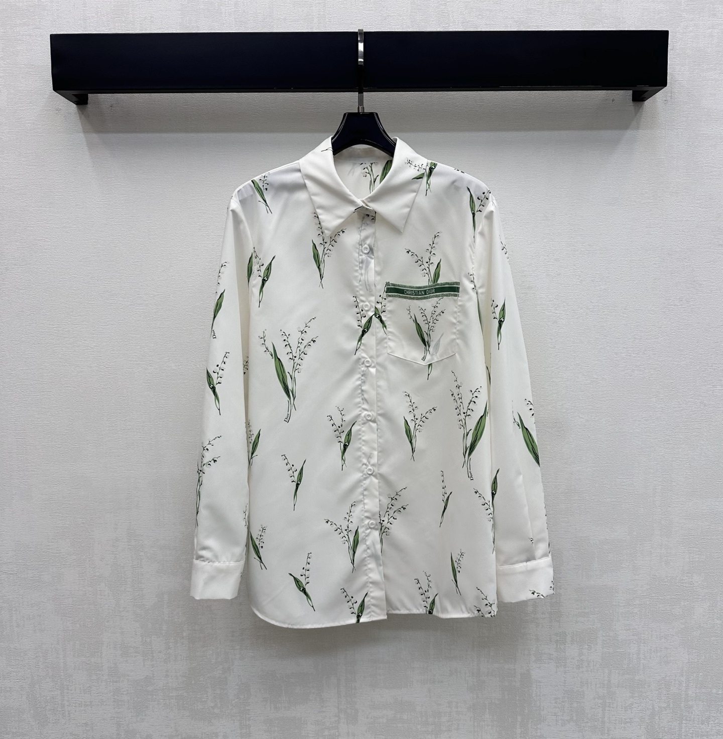 NO:794127,Dio*2026 new product launch, lily of the valley printed shirt, custom-made YB imported twill material, smooth and comfortable, all-over printed with lily of the valley elements, adjustable with placket buttons, adding layering to the look. The chest pocket is embellished with the iconic letter print pattern, highlighting the brand tone. The upper body is full of lazy style, echoing the refreshing vacation atmosphere in the hot summer. The development of surface accessories, lapel long-sleeved shirt tailoring, can be matched with skirts from the same series, easy to wear for commuting and vacation.  High version,,dior,skirts,shirts,19860909Dio*2026新品上架铃兰印花衬衣定制YB进口斜纹绸材质 垂顺舒适 通体满印铃兰花元素 配合开襟纽扣调节设计 增添造型层次感 胸前口袋点缀标志性字母印花图案装饰 彰显品牌调性 上身充满慵懒风情气息 呼应炎炎夏日的清爽度假气息 面辅料开发 翻领长袖衬衫剪裁 可搭配同系列半裙 通勤度假轻松驾驭穿搭 高版本,,dior,skirts,shirts,,Women's clothing