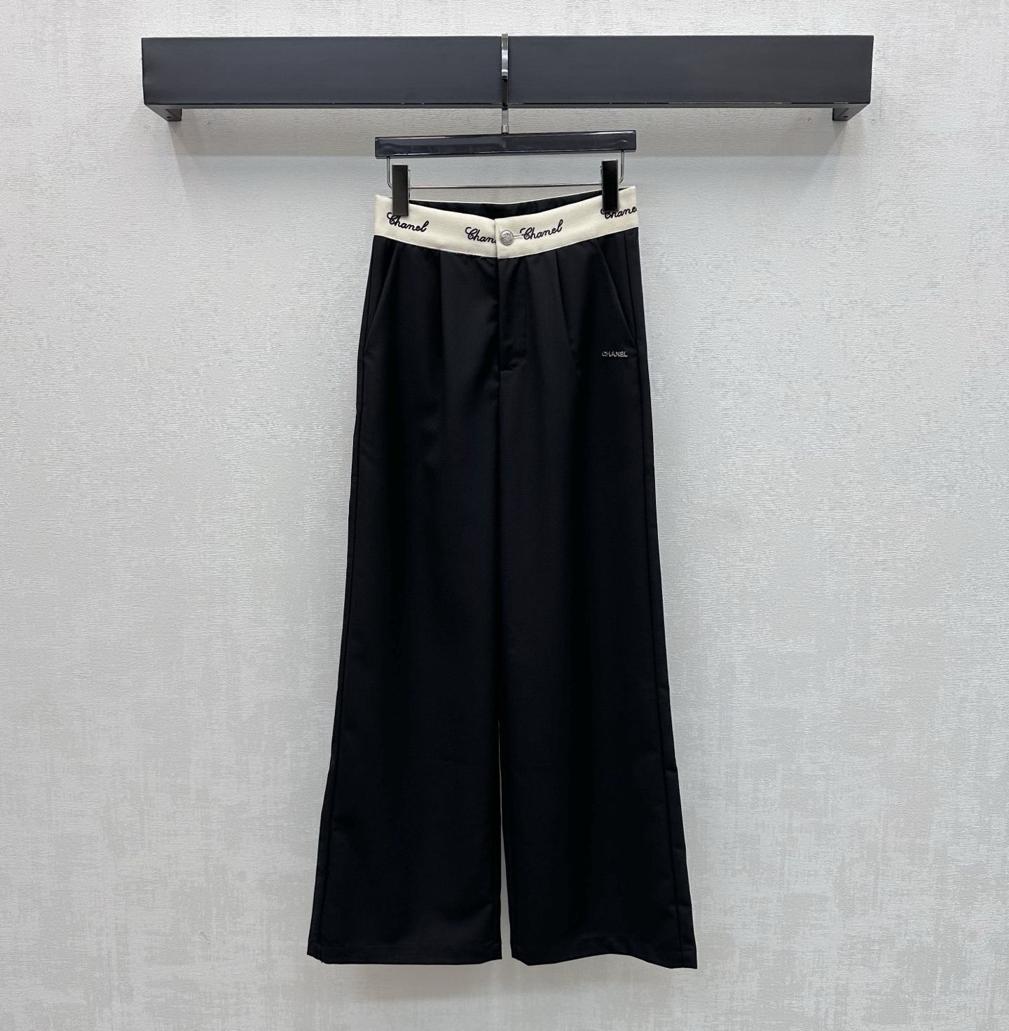 NO:794138,Chane*2026 new arrivals Ribbon straight trousers are made of custom-made YB imported cotton material. They are soft, comfortable, draped and stylish. The waist is designed with contrasting color ribbons to add layering to the look. Iconic letters and logos are embellished to highlight the brand tone. Surface accessories development. High-waisted straight trousers cut to accommodate and modify the leg shape while showing full high street fashion style. A versatile item for all seasons. High version 2 colors 36 38 40,,chanel,19860909Chane*2026新品上架织带直筒长裤定制YB进口棉纶材质 柔软舒适 垂顺有型 腰间沿用拼接撞色织带设计 增添造型层次感 标志性字母徽标点缀装饰 彰显品牌调性 面辅料开发 高腰直筒长裤剪裁 包容修饰腿型的同时 穿出满满的高街时髦风格 一条四季百搭单品 高版本2色36 38 40,,chanel,,Women's clothing