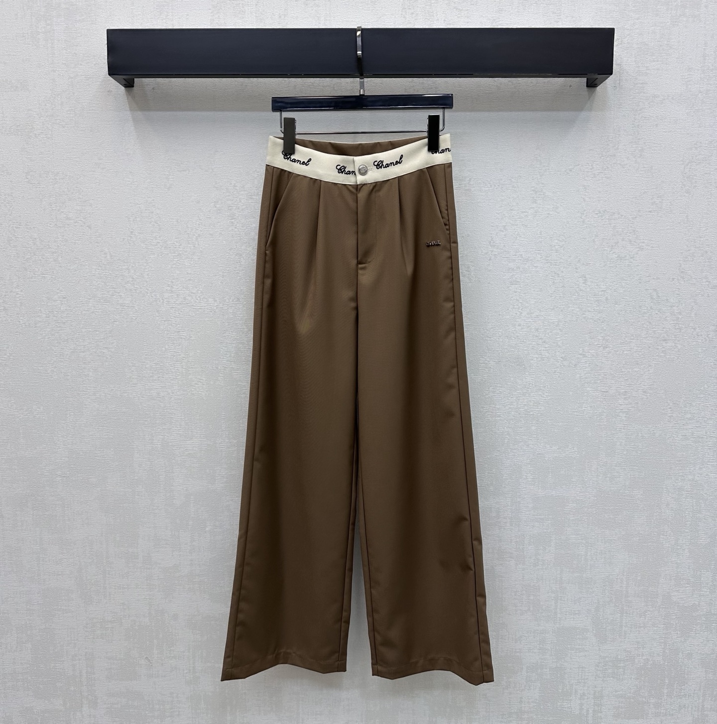 NO:794133,Chane*2026 new arrivals Ribbon straight trousers are made of custom-made YB imported cotton material. They are soft, comfortable, draped and stylish. The waist is designed with contrasting color ribbons to add layering to the look. Iconic letters and logos are embellished to highlight the brand tone. Surface accessories development. High-waisted straight trousers cut to accommodate and modify the leg shape while showing full high street fashion style. A versatile item for all seasons. High version 2 colors 36 38 40,,chanel,19860909Chane*2026新品上架织带直筒长裤定制YB进口棉纶材质 柔软舒适 垂顺有型 腰间沿用拼接撞色织带设计 增添造型层次感 标志性字母徽标点缀装饰 彰显品牌调性 面辅料开发 高腰直筒长裤剪裁 包容修饰腿型的同时 穿出满满的高街时髦风格 一条四季百搭单品 高版本2色36 38 40,,chanel,,Women's clothing