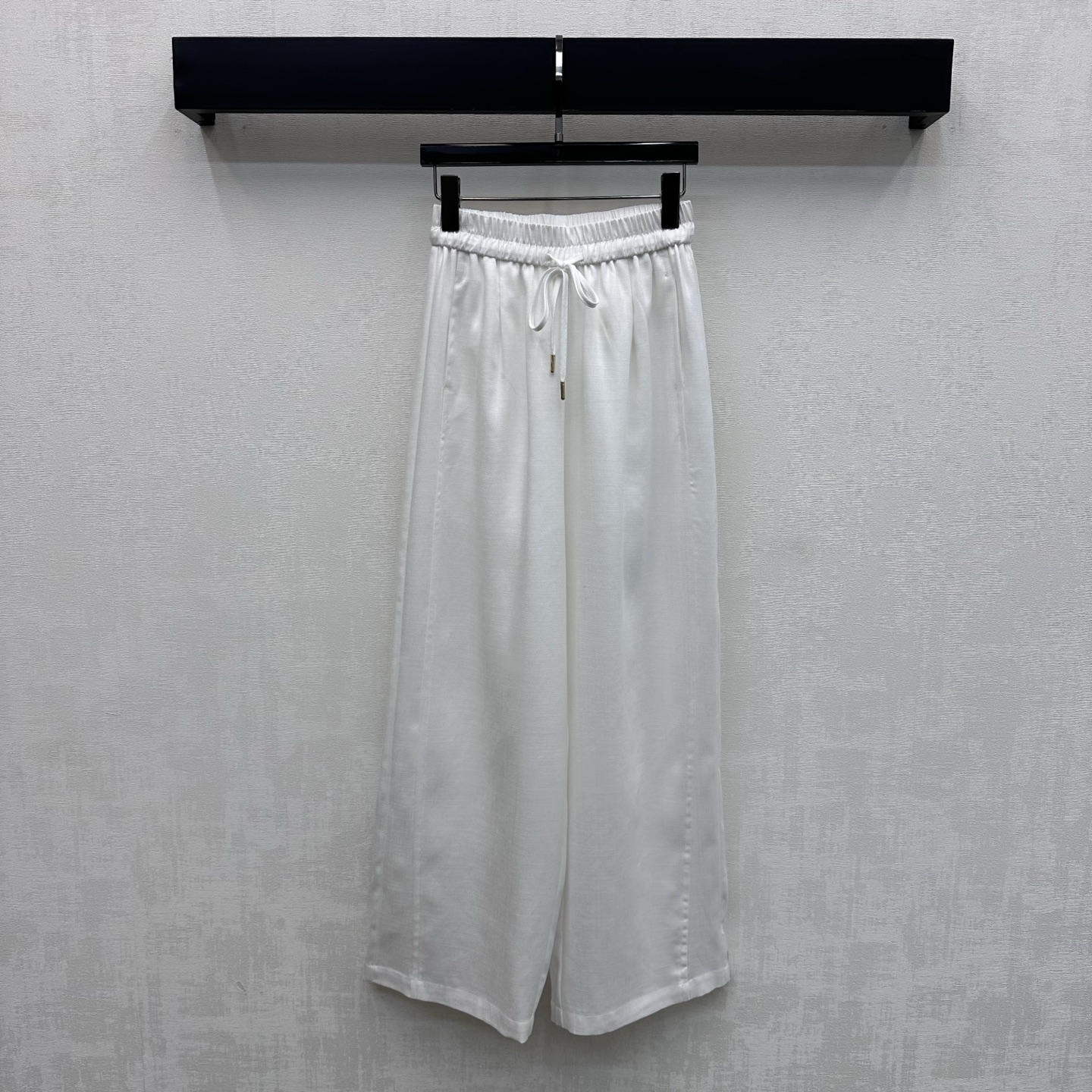 NO:794172,Miumi*2026 new product launch drawstring straight trousers are made of YB imported Tencel cotton material. They are soft, comfortable, draped and stylish. The elastic drawstring elastic design is used at the waist to add layering to the look. The back hip pockets are decorated with iconic letter logos to highlight the brand tone. Development of surface accessories. High-waisted straight trousers cut to accommodate and modify the leg shape while showing full high-street fashion style. A versatile item for all seasons. High version 2 colors,,miumiu,19860909Miumi*2026新品上架抽绳直筒长裤定制YB进口天丝棉纶材质 柔软舒适 垂顺有型 腰间沿用弹力抽绳松紧调节设计 增添造型层次感 后臀口袋点缀标志性字母徽标装饰 彰显品牌调性 面辅料开发 高腰直筒长裤剪裁 包容修饰腿型的同时 穿出满满的高街时髦风格 一条四季百搭单品  高版本2色,,miumiu,,Women's clothing