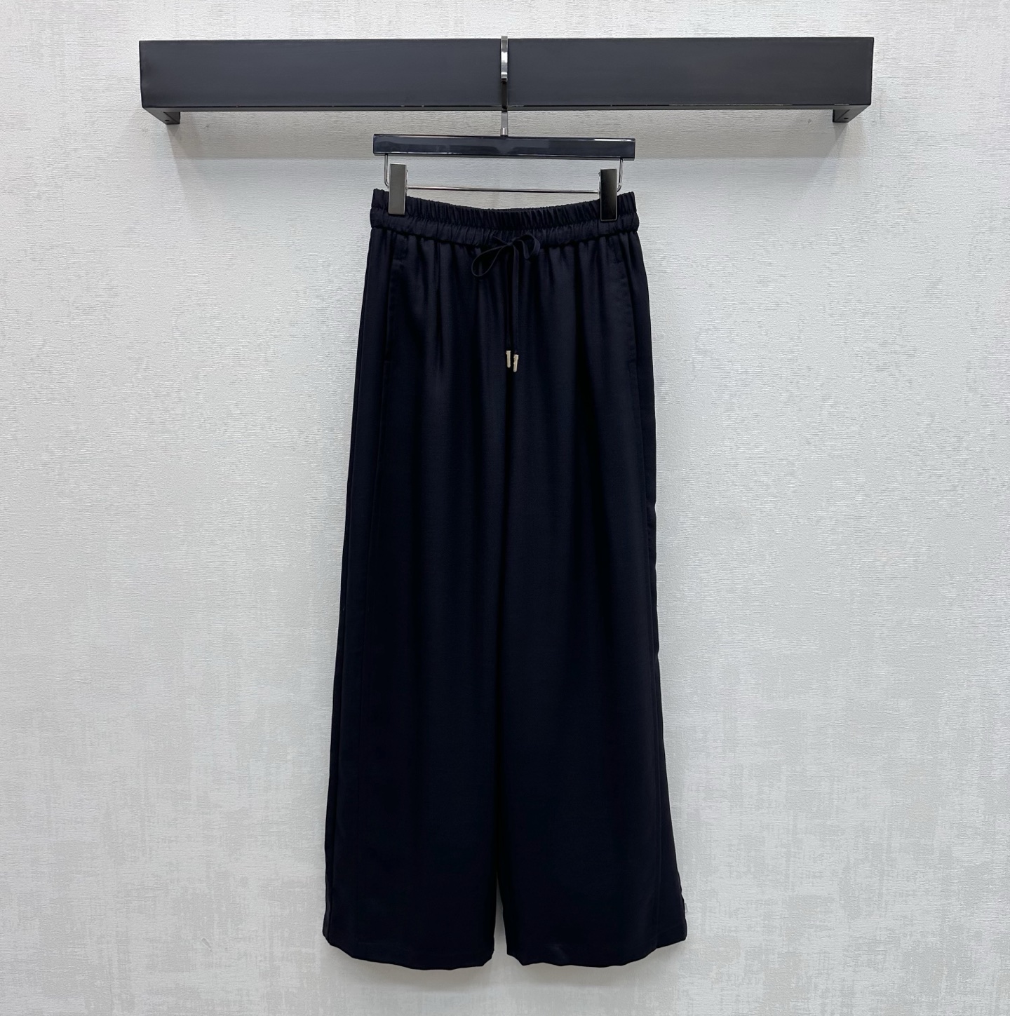NO:794176,Miumi*2026 new product launch drawstring straight trousers are made of YB imported Tencel cotton material. They are soft, comfortable, draped and stylish. The elastic drawstring elastic design is used at the waist to add layering to the look. The back hip pockets are decorated with iconic letter logos to highlight the brand tone. Development of surface accessories. High-waisted straight trousers cut to accommodate and modify the leg shape while showing full high-street fashion style. A versatile item for all seasons. High version 2 colors,,miumiu,19860909Miumi*2026新品上架抽绳直筒长裤定制YB进口天丝棉纶材质 柔软舒适 垂顺有型 腰间沿用弹力抽绳松紧调节设计 增添造型层次感 后臀口袋点缀标志性字母徽标装饰 彰显品牌调性 面辅料开发 高腰直筒长裤剪裁 包容修饰腿型的同时 穿出满满的高街时髦风格 一条四季百搭单品  高版本2色,,miumiu,,Women's clothing