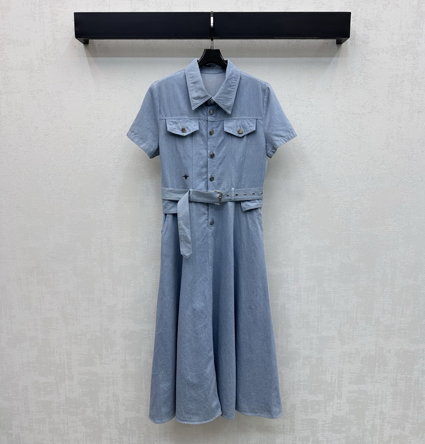 NO:794112,Dio*2026 new product launch belt denim dress customized YB imported Tencel cotton material breathable, comfortable and skin-friendly. Use half placket metal buttons to adjust pleated skirt design to add layering to the look. Iconic letter bee embroidery logo decoration on the waist highlights the brand tone. Development of surface accessories. Lapel short-sleeved dress tailoring. Early spring wear to reduce age and youthful college style. High version 2 colors, dior, skirts, T-shirt,19860909Dio*2026新品上架腰带牛仔连衣裙定制YB进口天丝全棉材质 透气舒适亲肤 沿用半开襟金属纽扣调节压褶裙摆设计 增添造型层次感 腰侧点缀标志性字母蜜蜂刺绣徽标装饰 彰显品牌调性 面辅料开发 翻领短袖连衣裙剪裁 早春穿搭减龄青春学院风 高版本2色,,dior,skirts,T-shirt,,Women's clothing