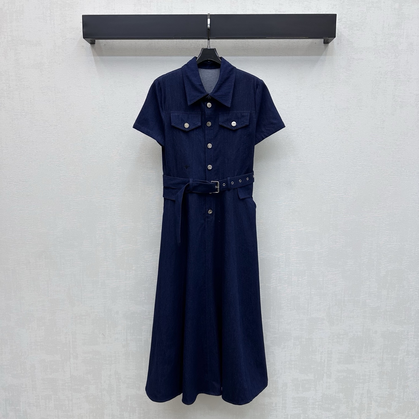 NO:794118,Dio*2026 new product launch belt denim dress customized YB imported Tencel cotton material breathable, comfortable and skin-friendly. Use half placket metal buttons to adjust pleated skirt design to add layering to the look. Iconic letter bee embroidery logo decoration on the waist highlights the brand tone. Development of surface accessories. Lapel short-sleeved dress tailoring. Early spring wear to reduce age and youthful college style. High version 2 colors, dior, skirts, T-shirt,19860909Dio*2026新品上架腰带牛仔连衣裙定制YB进口天丝全棉材质 透气舒适亲肤 沿用半开襟金属纽扣调节压褶裙摆设计 增添造型层次感 腰侧点缀标志性字母蜜蜂刺绣徽标装饰 彰显品牌调性 面辅料开发 翻领短袖连衣裙剪裁 早春穿搭减龄青春学院风 高版本2色,,dior,skirts,T-shirt,,Women's clothing