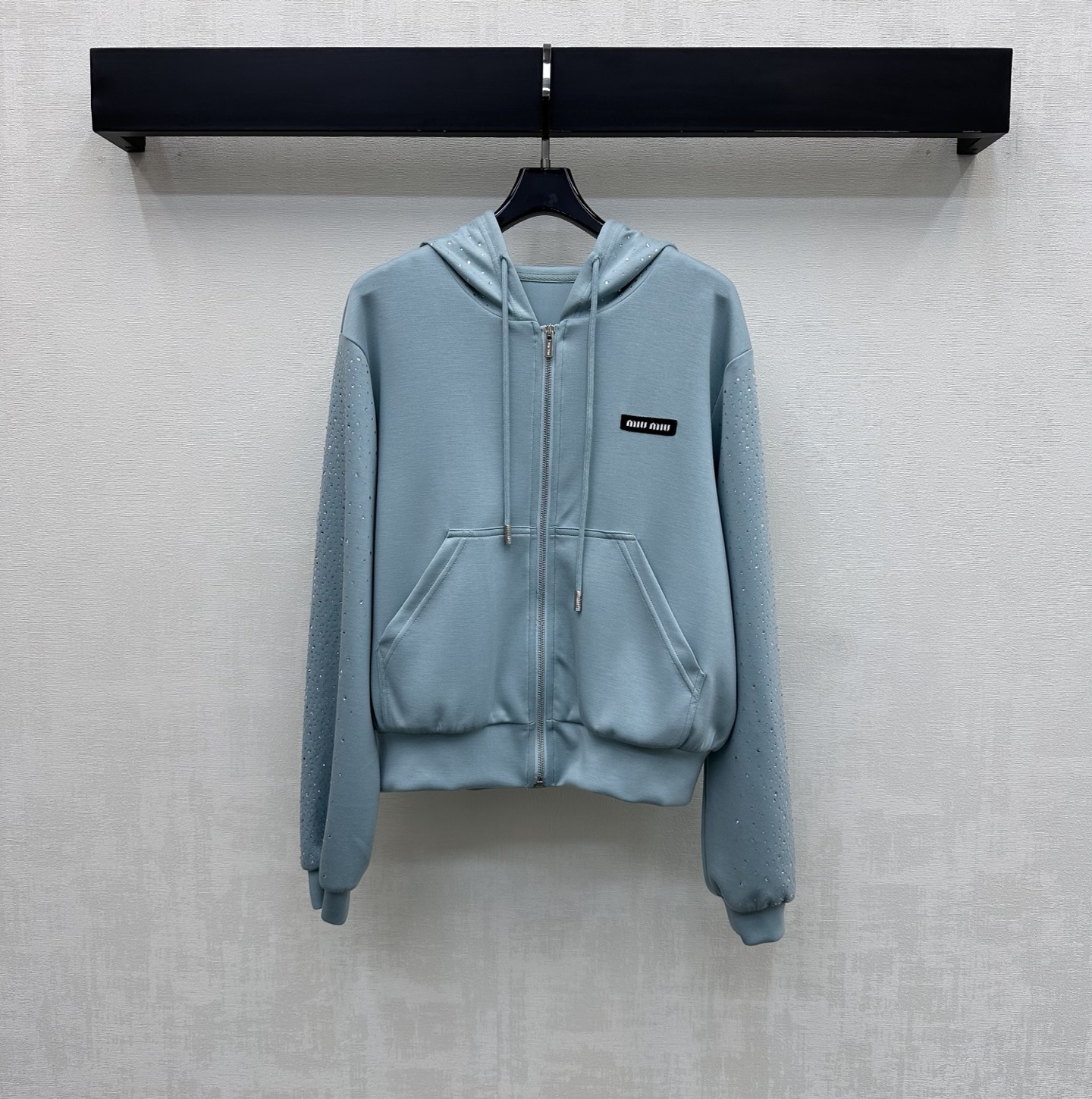 NO:794173,Alexander Wan*2026 new products are on the shelves. The hooded hot-drilled jacket is made of YB imported cotton material. It is made of high-quality texture, comfortable and warm. It adopts hot-drilled eye-catching design. It is equipped with zipper adjustment and symmetrical pockets to add layering to the look. The iconic letter logo decoration on the chest highlights the brand tone. The development of surface accessories. The hooded zipper jacket is cut. It can be paired with trousers or skirts of the same series. It can be worn as a set to match the high street style. It can also be purchased separately.  High version 2 colors,skirts,jackets & coats,hats,19860909Alexander Wan*2026新品上架连帽烫钻外套定制YB进口棉纶材质 质感上乘 舒适保暖 采用烫钻吸睛设计 配合开襟拉链调节与对称口袋版型处理 增添造型层次感 胸前点缀标志性字母徽标装饰 彰显品牌调性 面辅料开发 连帽拉链外套剪裁 可搭配同系列长裤或半裙 成套穿搭高街风造型 也可分开购入  高版本2色,,skirts,jackets & coats,hats,,Women's clothing