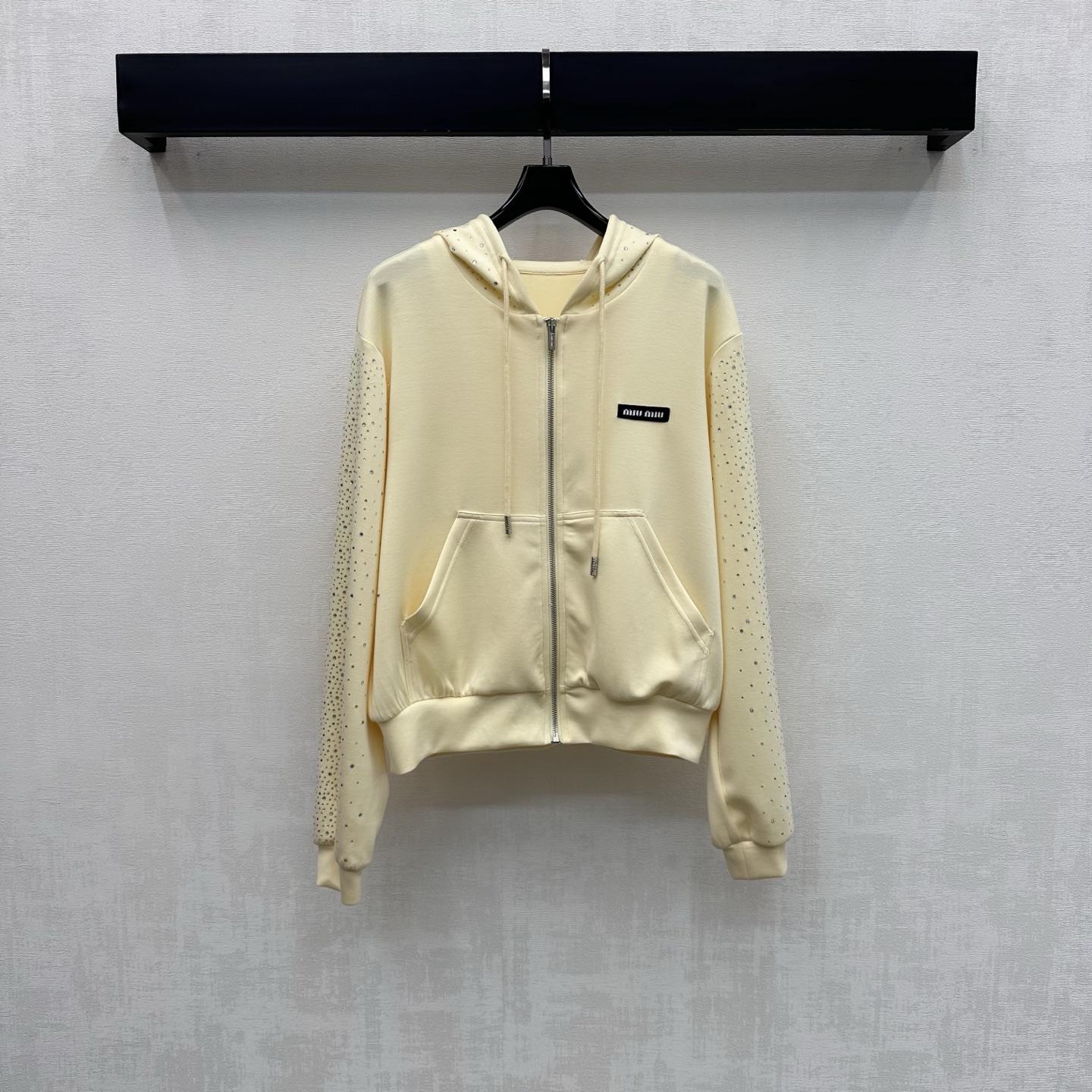 NO:794156,Alexander Wan*2026 new products are on the shelves. The hooded hot-drilled jacket is made of YB imported cotton material. It is made of high-quality texture, comfortable and warm. It adopts hot-drilled eye-catching design. It is equipped with zipper adjustment and symmetrical pockets to add layering to the look. The iconic letter logo decoration on the chest highlights the brand tone. The development of surface accessories. The hooded zipper jacket is cut. It can be paired with trousers or skirts of the same series. It can be worn as a set to match the high street style. It can also be purchased separately.  High version 2 colors,skirts,jackets & coats,hats,19860909Alexander Wan*2026新品上架连帽烫钻外套定制YB进口棉纶材质 质感上乘 舒适保暖 采用烫钻吸睛设计 配合开襟拉链调节与对称口袋版型处理 增添造型层次感 胸前点缀标志性字母徽标装饰 彰显品牌调性 面辅料开发 连帽拉链外套剪裁 可搭配同系列长裤或半裙 成套穿搭高街风造型 也可分开购入  高版本2色,,skirts,jackets & coats,hats,,Women's clothing