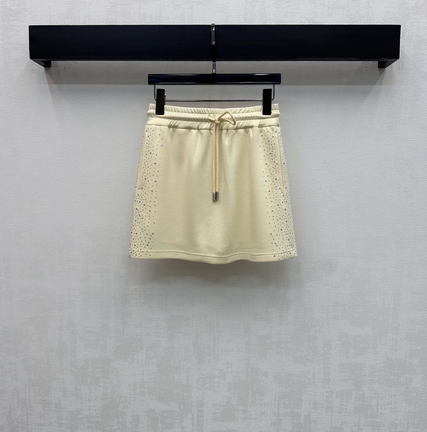NO:794174,Alexander Wan*2026 new products are on the shelves. The hot-drilled drawstring skirt is made of YB imported cotton material. It is full of texture, comfortable and warm. It is designed with hot-drilled technology. It is adjusted with the elastic drawstring at the waist to add layering to the look. The hip pockets are decorated with iconic letters and logos to highlight the brand tone. The development of fabric accessories. High-waisted drawstring skirt tailoring. Can be paired with the hooded jacket of the same series. Wear it as a set to match the high street style. It can also be purchased separately.  High version 2 colors,skirts,jackets & coats,hats,19860909Alexander Wan*2026新品上架烫钻抽绳半裙定制YB进口棉纶材质 质感十足 舒适保暖 采用烫钻工艺吸睛设计 配合腰间松紧抽绳调节处理 增添造型层次感 后臀口袋点缀标志性字母徽标装饰 彰显品牌调性 面辅料开发 高腰抽绳半裙剪裁 可搭配同系列连帽外套 成套穿搭高街风造型 也可分开购入  高版本2色,,skirts,jackets & coats,hats,,Women's clothing