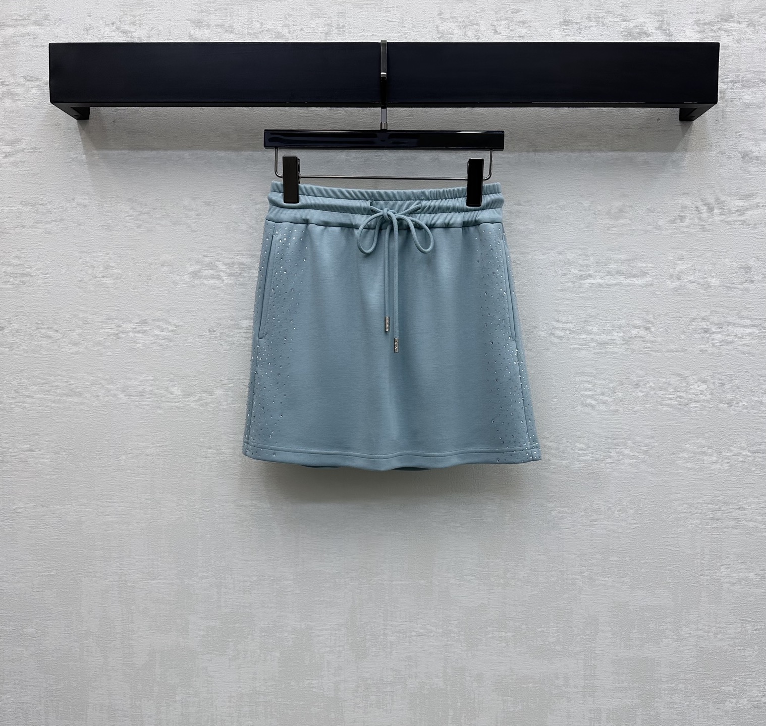 NO:794168,Alexander Wan*2026 new products are on the shelves. The hot-drilled drawstring skirt is made of YB imported cotton material. It is full of texture, comfortable and warm. It is designed with hot-drilled technology. It is adjusted with the elastic drawstring at the waist to add layering to the look. The hip pockets are decorated with iconic letters and logos to highlight the brand tone. The development of fabric accessories. High-waisted drawstring skirt tailoring. Can be paired with the hooded jacket of the same series. Wear it as a set to match the high street style. It can also be purchased separately.  High version 2 colors,skirts,jackets & coats,hats,19860909Alexander Wan*2026新品上架烫钻抽绳半裙定制YB进口棉纶材质 质感十足 舒适保暖 采用烫钻工艺吸睛设计 配合腰间松紧抽绳调节处理 增添造型层次感 后臀口袋点缀标志性字母徽标装饰 彰显品牌调性 面辅料开发 高腰抽绳半裙剪裁 可搭配同系列连帽外套 成套穿搭高街风造型 也可分开购入  高版本2色,,skirts,jackets & coats,hats,,Women's clothing