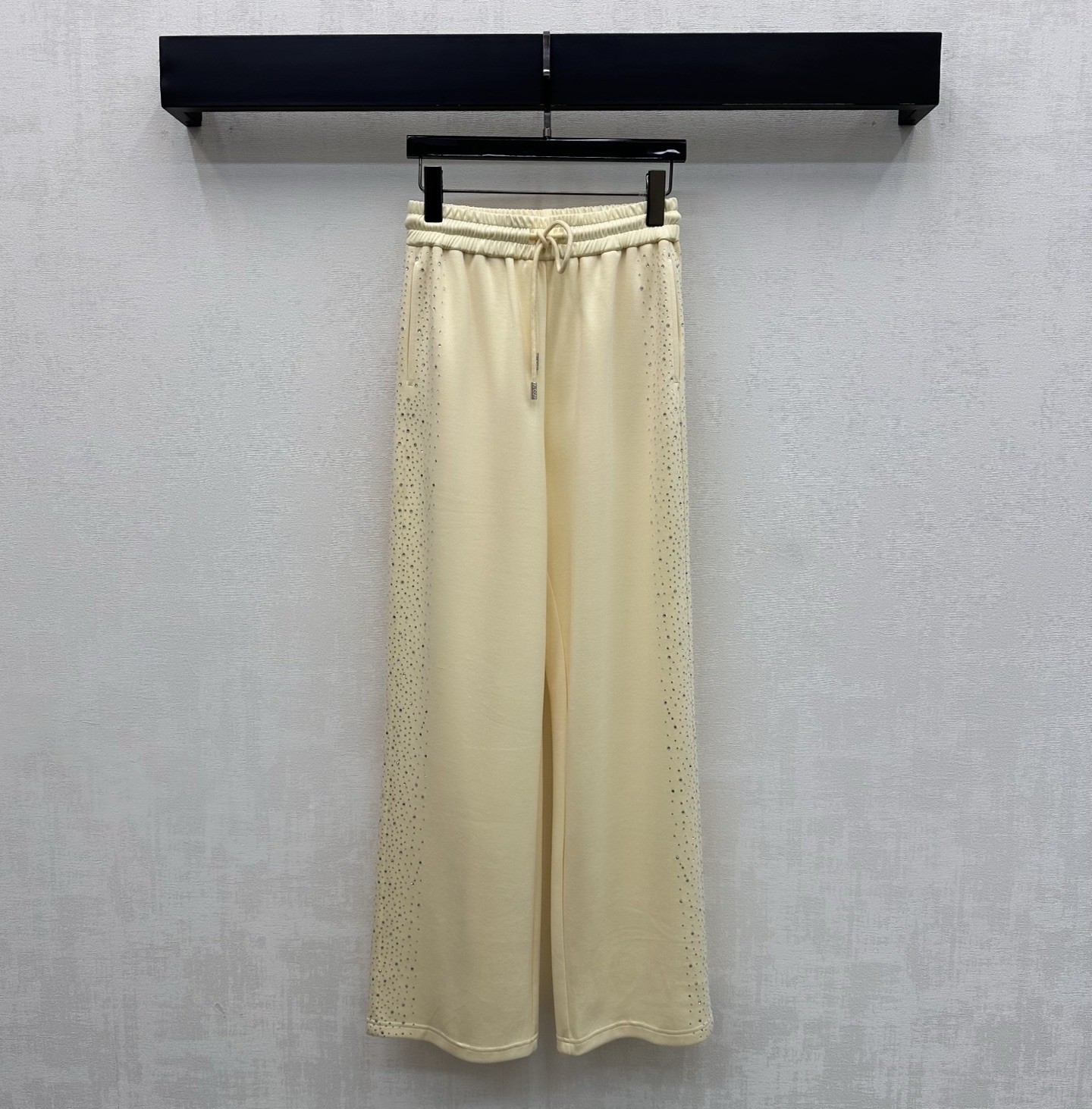 NO:794163,Alexander Wan*2026 new products are on the shelves. Hot-drilled drawstring straight trousers are made of YB imported cotton. Full texture, comfortable and warm. Eye-catching design with hot-drilled process. Adjustable with elastic drawstring at the waist to add layering to the look. The hip pockets are embellished with iconic letters and logos to highlight the brand tone. Surface accessories development. High-waisted straight drawstring trousers cut. Can be paired with the hooded jacket of the same series. Wear as a set to match the high street style. Can also be purchased separately.  High version 2 colors,,jackets & coats,hats,19860909Alexander Wan*2026新品上架烫钻抽绳直筒长裤定制YB进口棉纶材质 质感十足 舒适保暖 采用烫钻工艺吸睛设计 配合腰间松紧抽绳调节处理 增添造型层次感 后臀口袋点缀标志性字母徽标装饰 彰显品牌调性 面辅料开发 高腰直筒抽绳长裤剪裁 可搭配同系列连帽外套 成套穿搭高街风造型 也可分开购入  高版本2色,,jackets & coats,hats,,Women's clothing