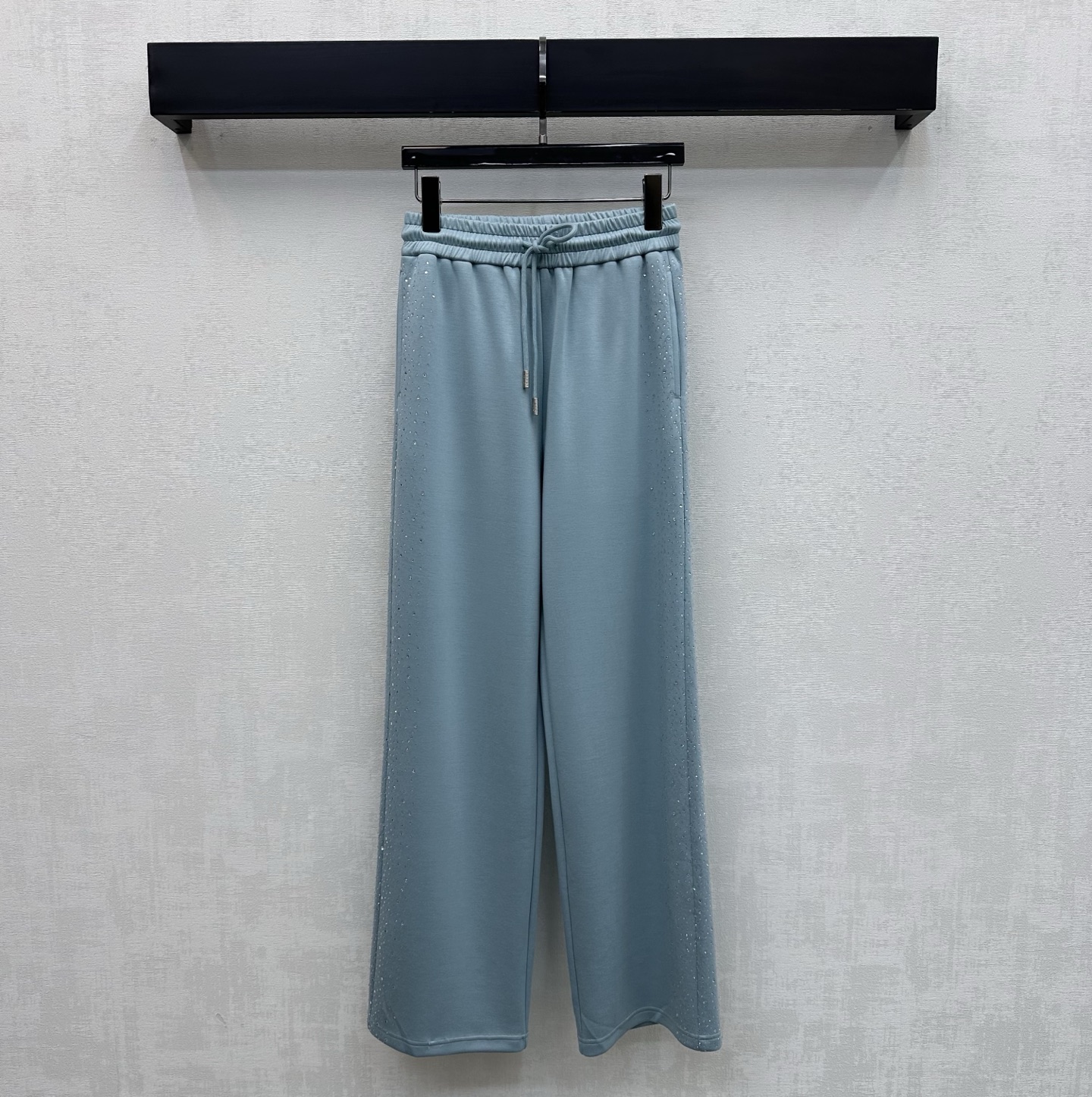 NO:794159,Alexander Wan*2026 new products are on the shelves. Hot-drilled drawstring straight trousers are made of YB imported cotton. Full texture, comfortable and warm. Eye-catching design with hot-drilled process. Adjustable with elastic drawstring at the waist to add layering to the look. The hip pockets are embellished with iconic letters and logos to highlight the brand tone. Surface accessories development. High-waisted straight drawstring trousers cut. Can be paired with the hooded jacket of the same series. Wear as a set to match the high street style. Can also be purchased separately.  High version 2 colors,,jackets & coats,hats,19860909Alexander Wan*2026新品上架烫钻抽绳直筒长裤定制YB进口棉纶材质 质感十足 舒适保暖 采用烫钻工艺吸睛设计 配合腰间松紧抽绳调节处理 增添造型层次感 后臀口袋点缀标志性字母徽标装饰 彰显品牌调性 面辅料开发 高腰直筒抽绳长裤剪裁 可搭配同系列连帽外套 成套穿搭高街风造型 也可分开购入  高版本2色,,jackets & coats,hats,,Women's clothing