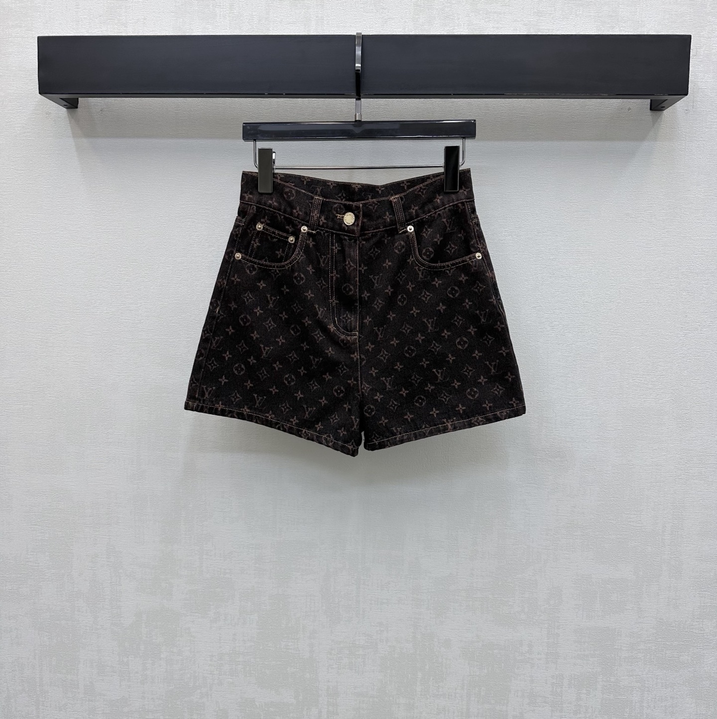 NO:794150,Louis Vuitto*2026 new arrivals laser denim shorts, customized YB imported twill cotton material, enzyme washing process, not easy to fade and cross-color, all-over four-leaf clover elements and letter logo patterns and engraved leather labels on the back waist are embellished to highlight the brand tone. Wide-leg version with symmetrical pocket design enriches the visual effect and adds layering to the look. Development of surface accessories. High-waisted buttoned shorts cut. Can be paired with shirts and jackets from the same series. The complete set shows a casual and free style.  Can also be purchased separately to match taller versions, Louis Vuitton, shorts, jackets & coats,19860909Louis Vuitto*2026新品上架激光牛仔短裤定制YB进口斜纹全棉材质 酵素水洗工艺 不易掉色串色 通体满铺四叶草元素和字母徽标图案与后腰刻印皮标点缀装饰 彰显品牌调性 阔腿版型配合对称插兜口袋设计 丰富视觉效果 增添造型层次感 面辅料开发 高腰系扣短裤剪裁 可搭配同系列衬衣夹克 成套穿搭呈现随性自由风格 也可分开购入搭配  高版本,,louis vuitton,shorts,jackets & coats,,Women's clothing