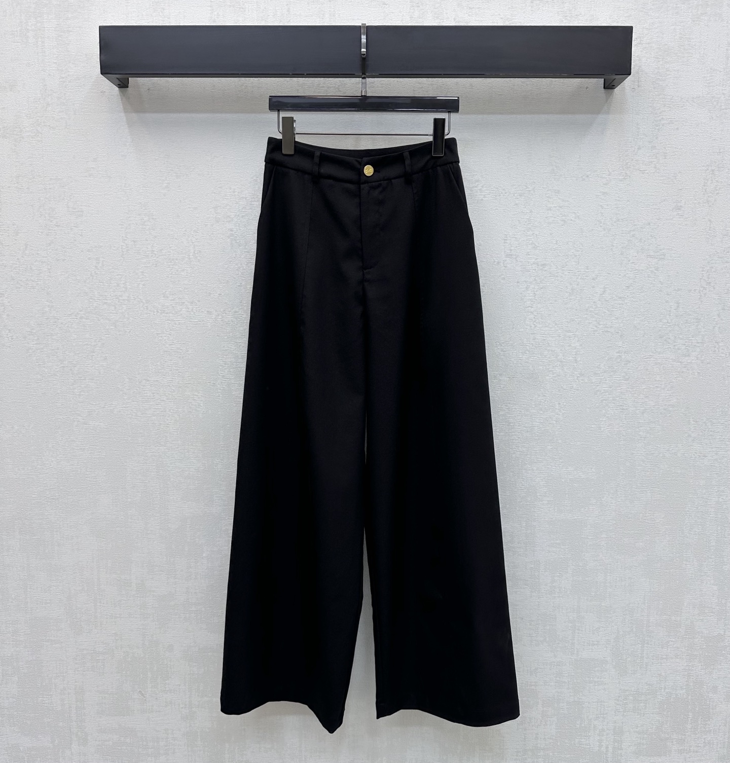 NO:794167,Loew*2026 new arrivals Logo straight-leg trousers are made of imported YB twill cotton. They are stiff, comfortable and stylish. Symmetrical pockets are designed with smooth and neat lines, adding layering to the look. The back hip pockets are decorated with iconic metal engraved logos to highlight the brand's tone. Development of surface accessories. High-waist buttoned straight trousers cut. Casually matched with high-street fashion style. High version 2 colors, loewe,19860909Loew*2026新品上架徽标直筒长裤定制YB进口斜纹棉材质 挺括舒适有型 对称插兜口袋设计线条流畅利落 增添造型层次感 后臀口袋点缀标志性金属刻印徽标装饰 彰显品牌调性 面辅料开发 高腰系扣直筒长裤剪裁 随意搭配穿搭高街时髦风格  高版本2色,,loewe,,Women's clothing
