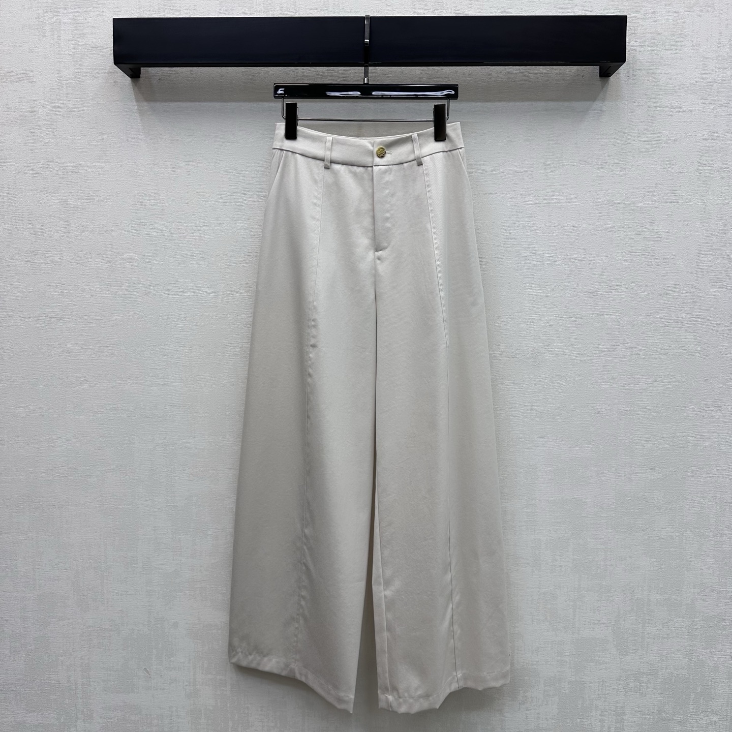 NO:794162,Loew*2026 new arrivals Logo straight-leg trousers are made of imported YB twill cotton. They are stiff, comfortable and stylish. Symmetrical pockets are designed with smooth and neat lines, adding layering to the look. The back hip pockets are decorated with iconic metal engraved logos to highlight the brand's tone. Development of surface accessories. High-waist buttoned straight trousers cut. Casually matched with high-street fashion style. High version 2 colors, loewe,19860909Loew*2026新品上架徽标直筒长裤定制YB进口斜纹棉材质 挺括舒适有型 对称插兜口袋设计线条流畅利落 增添造型层次感 后臀口袋点缀标志性金属刻印徽标装饰 彰显品牌调性 面辅料开发 高腰系扣直筒长裤剪裁 随意搭配穿搭高街时髦风格  高版本2色,,loewe,,Women's clothing
