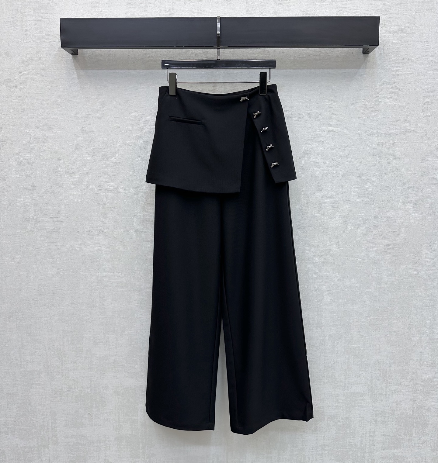 NO:794182,Dio*2026 new arrival logo fake two-piece trousers customized with YB imported cotton material. Breathable, comfortable and stylish. The one-piece overskirt splicing design is used to add layering to the look. Embellished with a single row of metal bow logo decorations to highlight the brand's tone. The wide-leg version highlights the proportion of the body line and easily lengthens the legs. The development of fabric accessories. High-waisted straight trousers cut. Casually matched with tops to wear simple and advanced. High version, dior, skirts,19860909Dio*2026新品上架徽标假两件长裤定制YB进口棉纶材质 透气舒适有型 沿用一片式罩裙拼接设计 增添造型层次感 点缀单排金属蝴蝶结徽标装饰 彰显品牌调性 阔腿版型凸显身材线条比例轻松拉长腿 面辅料开发 高腰直筒长裤剪裁 随意搭配上装穿搭简约高级 高版本,,dior,skirts,,Women's clothing