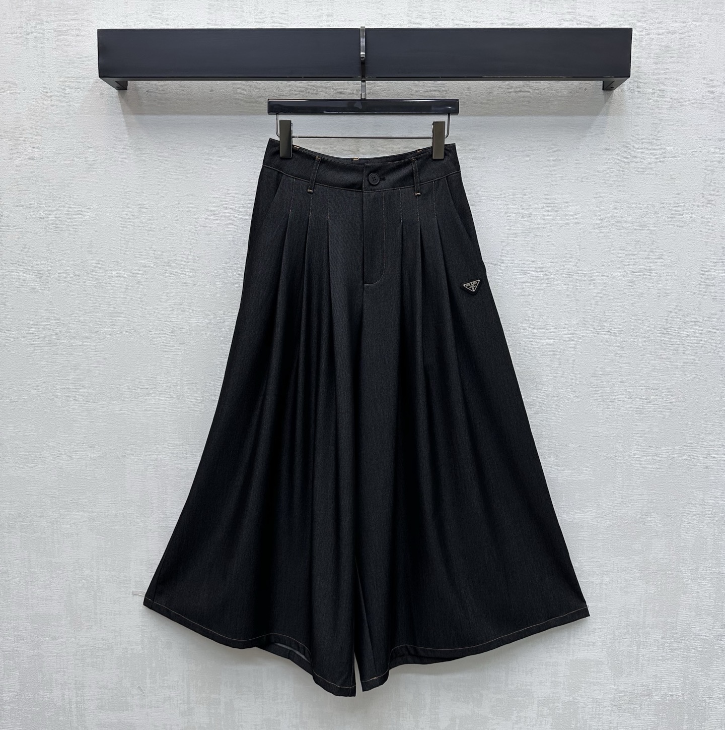 NO:794566,Prad*2026 new products are on the shelves. High-waisted wide-leg culottes are made of custom-made YB imported blended rayon. The texture is shiny and draped. The center hem is decorated with a pleated two-piece slit design. The wide-leg pants are exposed to add layering to the look. The iconic metal triangle logo decoration is embellished on the waist and crotch sides to highlight the brand's tone. The mid-length style effectively covers the flesh and easily outlines the body's curves. It is more crisp and stylish. Development of surface accessories. High-waisted and wide-leg trousers cut.  Easily wear the charm of long legs. Casual and fashionable for daily commuting. High version 2 colors, prada, skirts,19860909Prad*2026新品上架高腰阔腿裙裤定制YB进口混纺人棉材质 质感光泽垂顺 居中裙摆饰以压褶两片式开衩设计 露出阔腿裤型 增添造型层次感 腰胯侧点缀标志性金属三角徽标装饰 彰显品牌调性 中长款式有效遮肉 轻松勾勒人体曲线美 更显挺括有型 面辅料开发 高腰大阔腿长裤剪裁 轻松穿出长腿魅力 日常通勤随意搭配穿搭时髦洋气  高版本2色,,prada,skirts,,Women's clothing