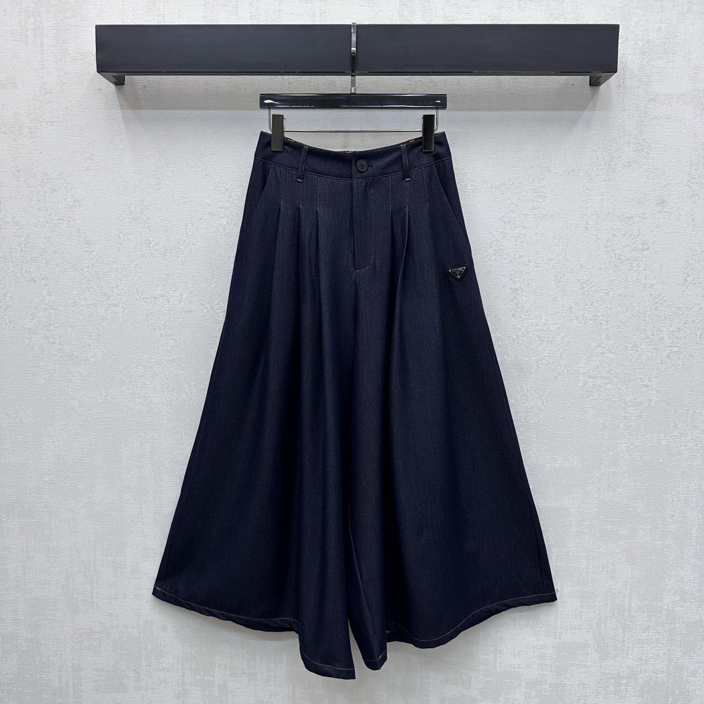 NO:794569,Prad*2026 new products are on the shelves. High-waisted wide-leg culottes are made of custom-made YB imported blended rayon. The texture is shiny and draped. The center hem is decorated with a pleated two-piece slit design. The wide-leg pants are exposed to add layering to the look. The iconic metal triangle logo decoration is embellished on the waist and crotch sides to highlight the brand's tone. The mid-length style effectively covers the flesh and easily outlines the body's curves. It is more crisp and stylish. Development of surface accessories. High-waisted and wide-leg trousers cut.  Easily wear the charm of long legs. Casual and fashionable for daily commuting. High version 2 colors, prada, skirts,19860909Prad*2026新品上架高腰阔腿裙裤定制YB进口混纺人棉材质 质感光泽垂顺 居中裙摆饰以压褶两片式开衩设计 露出阔腿裤型 增添造型层次感 腰胯侧点缀标志性金属三角徽标装饰 彰显品牌调性 中长款式有效遮肉 轻松勾勒人体曲线美 更显挺括有型 面辅料开发 高腰大阔腿长裤剪裁 轻松穿出长腿魅力 日常通勤随意搭配穿搭时髦洋气  高版本2色,,prada,skirts,,Women's clothing