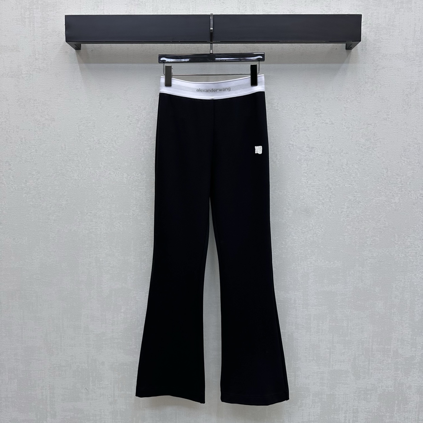 NO:794103,Alexander Wan*2026 new arrivals Logo webbing boot-cut trousers customized YB imported cotton light material, mercerized processing, fine luster, decorated with elastic letter webbing adjustment design, adding layering to the look. Iconic letter logo embellishes the waist and hip side decoration, highlighting the brand tone. High-waisted boot-cut trousers, retro style, slimming and leg length, a must-have fashion item in the wardrobe, suitable for daily commuting and dating, high version,,19860909Alexander Wan*2026新品上架徽标织带微喇长裤定制YB进口棉纶轻薄材质 丝光工艺处理 光泽细腻 饰以弹力字母织带调节设计 增添造型层次感 标志性字母徽标点缀腰胯侧装饰 彰显品牌调性 高腰微喇长裤版型剪裁 穿搭复古显瘦显腿长 衣柜里必备时尚单品 日常通勤约会都适配  高版本,,,Women's clothing