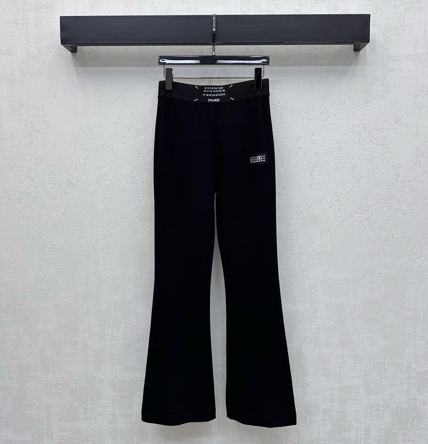 NO:794102,MM6*2026 new arrivals. Logo webbing boot-cut trousers. Customized YB imported cotton. Lightweight material. Mercerized. Fine gloss. Decorated with elastic letter webbing to adjust the design. Adding layering to the look. The iconic letter logo is embellished on the waist and hip side decoration. Highlighting the brand tone. High-waisted boot-cut trousers. Wearing a retro style will make you look slimmer and longer. A must-have fashion item in the wardrobe. Suitable for daily commuting and appointments. High version, masion margiela,19860909MM6*2026新品上架徽标织带微喇长裤定制YB进口棉纶轻薄材质 丝光工艺处理 光泽细腻 饰以弹力字母织带调节设计 增添造型层次感 标志性字母徽标点缀腰胯侧装饰 彰显品牌调性 高腰微喇长裤版型剪裁 穿搭复古显瘦显腿长 衣柜里必备时尚单品 日常通勤约会都适配  高版本,,masion margiela,,Women's clothing