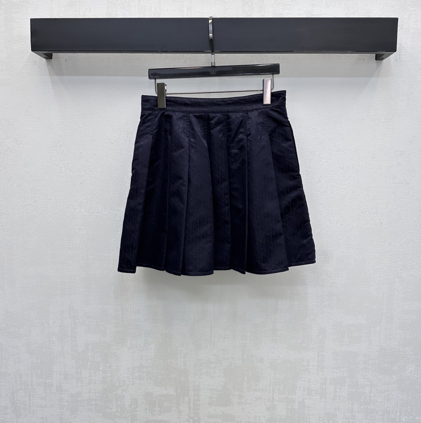 NO:794551,Dio*2026 new products are on the shelves. The assault jacquard pleated skirt is made of YB imported jacquard assault material. It is very wide and stylish. The jacquard elements with dark patterns all over the body highlight the brand tone. The gold zipper adjustment on the waist side is combined with the pleated skirt design to add layering to the look. The development of surface accessories. High-waisted pleated skirt tailoring. It can be paired with jackets and jackets from the same series. It can be worn as a set to be sweet and cool. It can also be purchased separately.  High version 2 colors,,dior,skirts,jackets & coats,jackets & coats,19860909Dio*2026新品上架冲锋提花百褶半裙定制YB进口提花冲锋材质 挺阔有型 通体暗纹标志性字母提花元素 彰显品牌调性 腰侧金色拉链调节配合压褶裙摆设计 增添造型层次感 面辅料开发 高腰百褶短裙剪裁 可搭配同系列夹克外套 成套穿搭甜酷时髦 也可分开购入搭配 高版本2色,,dior,skirts,jackets & coats,jackets & coats,,Women's clothing