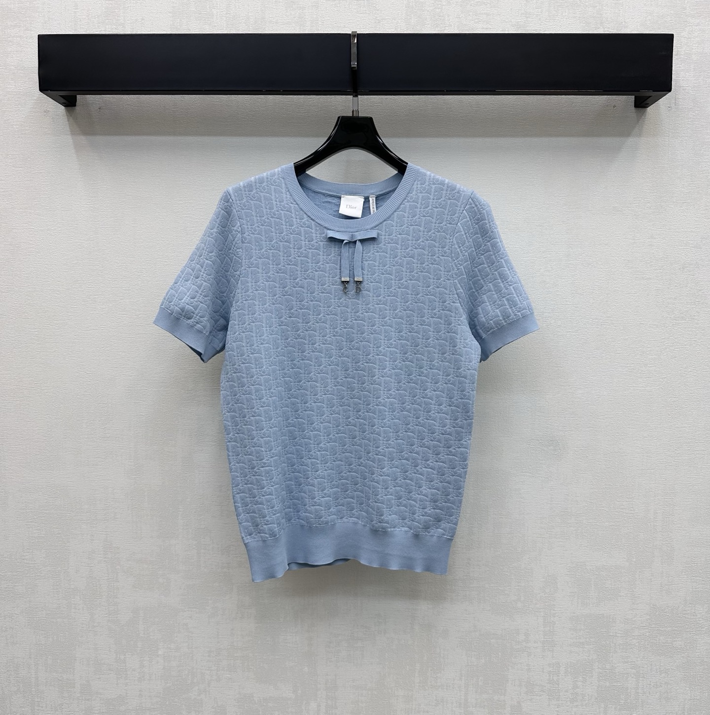 NO:794609,Dio*2026 new products are on the shelves. Jacquard round neck short-sleeved knitted custom YB imported wool knitted material is soft and skin-friendly. Full of texture. The iconic letter jacquard logo elements are all over the body to highlight the brand tone. The collar, cuffs and hem are processed with threaded edge details. It is decorated with a center-centered bow on the chest to add layering to the look. Surface accessories development. Round neck short-sleeved top cut. Casual and fashionable. High version 2 colors, dior, T-shirt,19860909Dio*2026新品上架提花圆领短袖针织定制YB进口羊毛针织材质 柔软亲肤 质感十足 通体满铺标志性字母提花徽标元素 彰显品牌调性 领口袖口下摆采用螺纹包边细节处理 配合胸前居中蝴蝶结装饰 增添造型层次感 面辅料开发 圆领短袖上衣版型剪裁 随意搭配穿搭休闲时髦  高版本2色,,dior,T-shirt,,Women's clothing