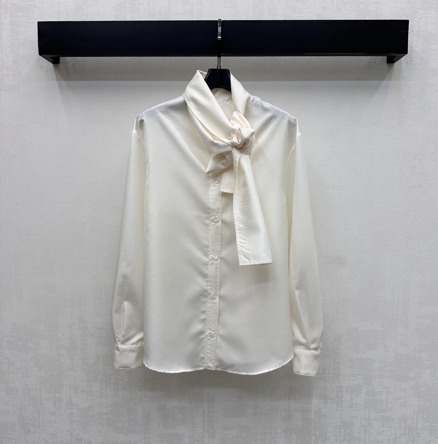 NO:794597,Chane*2026 New Arrival Jacquard Ribbon Shirt Customized YB imported blended cotton material. Texture is glossy, comfortable and delicate. The iconic double C letter jacquard logo is all over the body to highlight the brand tone. The placket button adjustment design is matched with the bow tie decoration on the collar. It can be tied loosely to make it more fashionable. Add layering to the look. Development of surface accessories. Regular long-sleeved shirt cut. Can be paired with skirts from the same series. Simple and advanced outfit for commuting and dating. High version 36 38  40,,chanel,skirts,19860909Chane*2026新品上架提花飘带衬衣定制YB进口混纺棉布材质 质感光泽 舒适细腻 通体满铺标志性双C字母提花徽标 彰显品牌调性 开襟纽扣调节设计配合领边蝴蝶结系带装饰 可松可系更显时髦 增添造型层次感 面辅料开发 常规长袖衬衣版型剪裁 可搭配同系列半裙 通勤约会成套穿搭简约高级   高版本36 38 40,,chanel,skirts,,Women's clothing