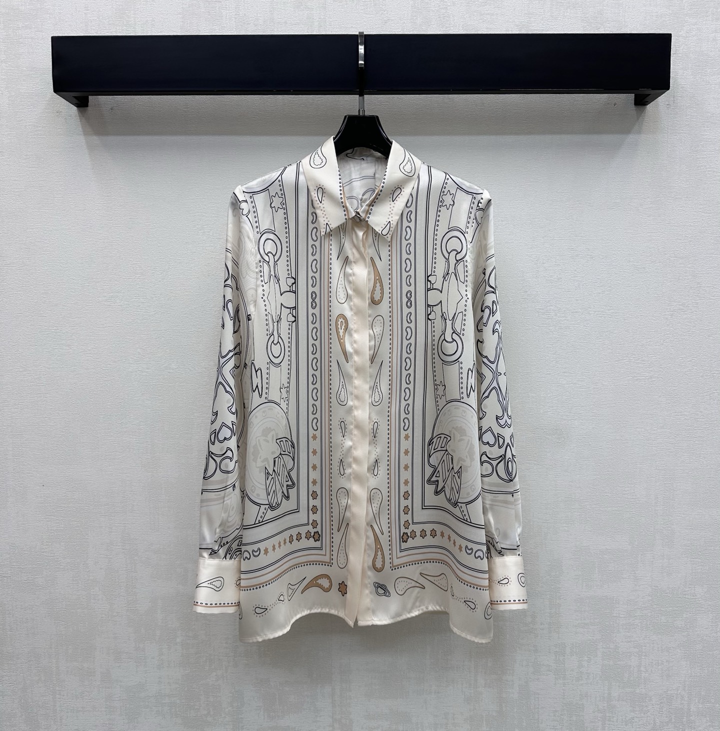 NO:794574,Herme*2026 new arrival silk printed long-sleeved shirt, customized YB imported 100% mulberry silk material, comfortable texture, vertical and breathable, artistic multi-layered line printing elements are used throughout the body, which instantly brightens the overall visual effect and highlights the brand tone. The front placket is designed with hidden buttons to adjust the placket, adding layering to the look. Development of surface accessories. Lapel long-sleeved shirt tailoring. Can be paired with trousers of the same series.  Easily wear it for daily outings or vacations to create an elegant and relaxed atmosphere. High version -, hermes, shirts, real silk,19860909Herme*2026新品上架真丝印花长袖衬衫定制YB进口百分百桑蚕丝材质 质感舒适 垂顺透气 通体采用通体采用艺术感多层次线条印花元素 瞬间点亮整体丰富视觉效果 彰显品牌调性 前襟沿用隐藏式纽扣调节开襟设计 增添造型层次感 面辅料开发 翻领长袖衬衣剪裁 可搭配同系列长裤 日常出街还是度假成套穿搭轻松穿出优雅松弛氛围感   高版本-,,hermes,shirts,real silk,,Women's clothing