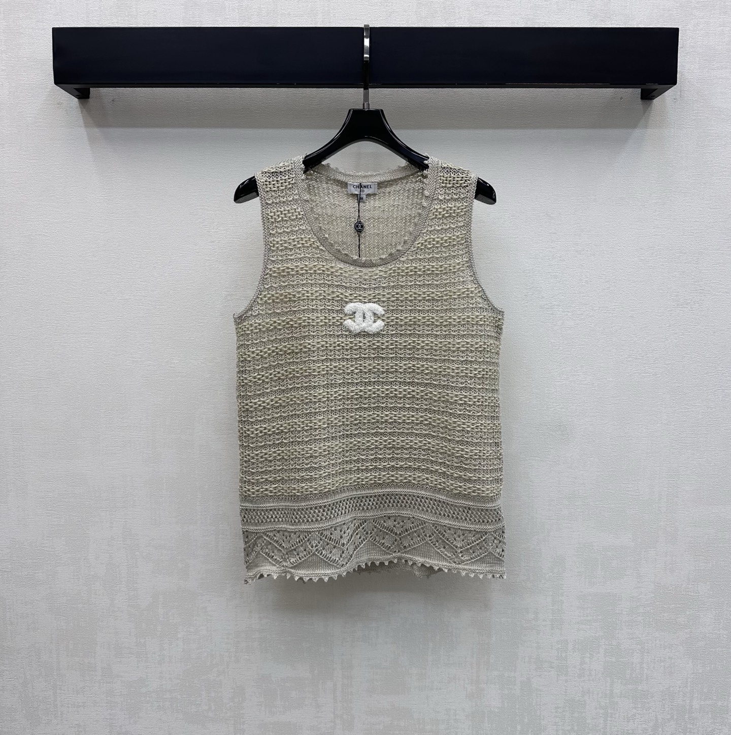 NO:794588,Chane*2026 new products are on the shelves. Embroidered hollow knitted vest customized with YB imported cotton material. High-grade texture. Relaxed wear. Embroidered hollow texture design is used throughout the body to add layering to the look. The iconic double C letter logo is decorated in the center of the chest to highlight the brand tone. Surface accessories development. Round neck vest style tailoring. Simple and advanced daily commuting wear. High version 36 38 40,,chanel,19860909Chane*2026新品上架绣花镂空针织背心定制YB进口棉线材质 质感高级 穿搭松弛 通体沿用绣花镂空肌理设计 增添造型层次感 胸前居中点缀标志性双C字母徽标装饰 彰显品牌调性 面辅料开发 圆领背心版型剪裁 日常通勤穿搭简约高级  高版本36 38 40,,chanel,,Women's clothing