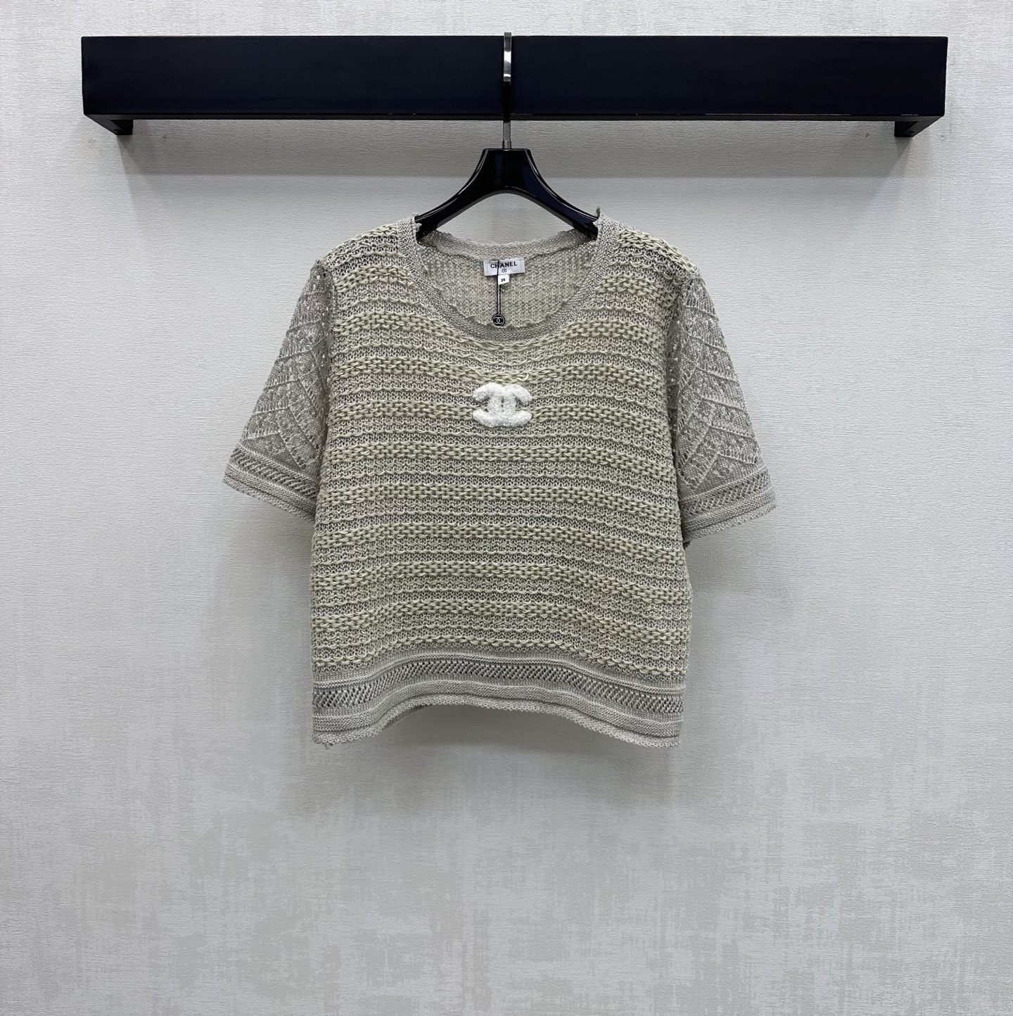 NO:794591,Chane*2026 new products are on the shelves. Embroidered hollow short-sleeved knitted custom YB imported cotton material. High-grade texture. Relaxed wear. Embroidered hollow texture design is used throughout the body to add layering to the look. The iconic double C letter logo is decorated in the center of the chest to highlight the brand tone. Surface accessories development. Round neck short-sleeved top pattern tailoring. Simple and advanced daily commuting wear. High version 36 38 40,, chanel, T-shirt,19860909Chane*2026新品上架绣花镂空短袖针织定制YB进口棉线材质 质感高级 穿搭松弛 通体沿用绣花镂空肌理设计 增添造型层次感 胸前居中点缀标志性双C字母徽标装饰 彰显品牌调性 面辅料开发 圆领短袖上衣版型剪裁 日常通勤穿搭简约高级  高版本36 38 40,,chanel,T-shirt,,Women's clothing