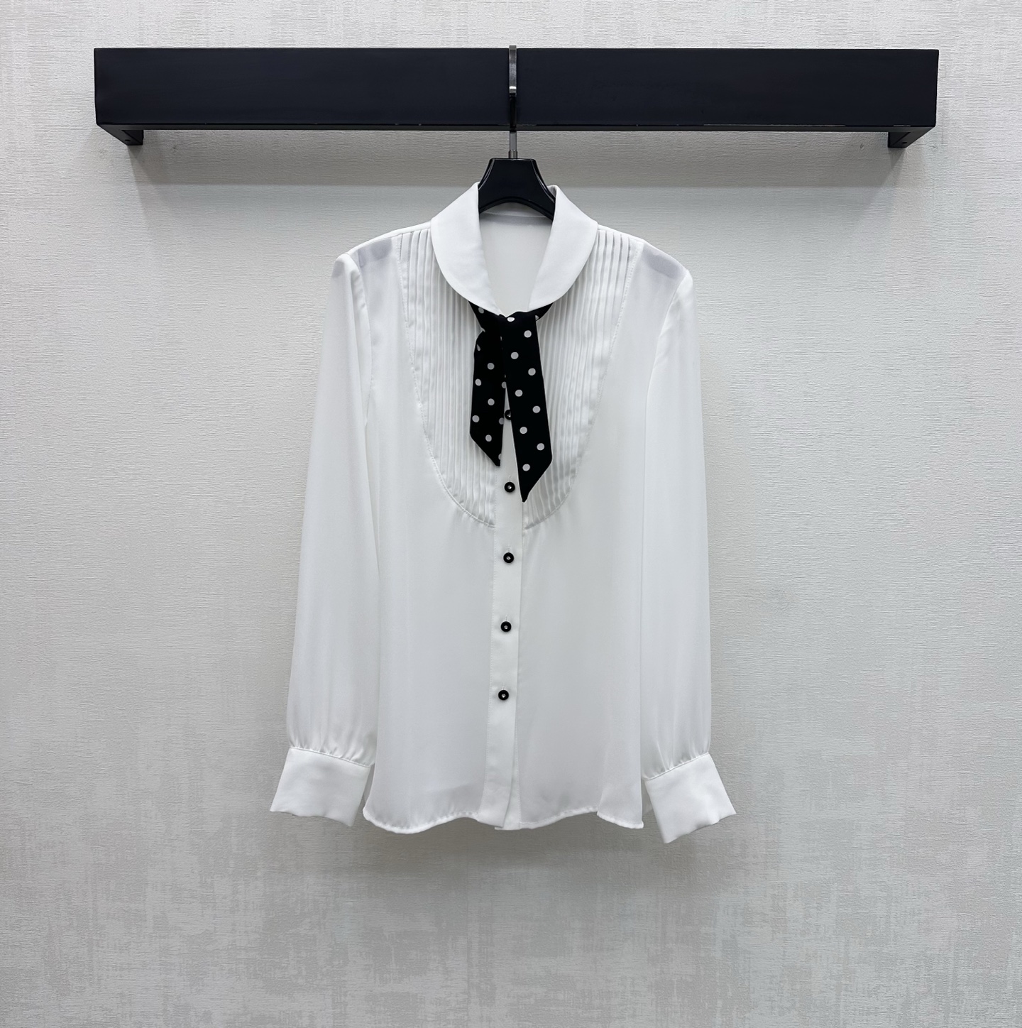 NO:794605,Valentin*2026 new arrivals, polka-dot lace-up shirt, custom-made YB imported twill material, glossy texture, comfortable and delicate, all-over plain color, low-key, versatile and attractive. Decorated with polka-dot streamers on the front of the collar, it can be tied more fashionably to highlight the brand tone. The button placket adjustment and pleated design are used to add layering to the look. Development of surface accessories. Lapel long-sleeved shirt style tailoring. Casual matching for daily commuting and appointments, simple and advanced.  High version,,valentino,19860909Valentin*2026新品上架波点系带衬衣定制YB进口斜纹绸材质 质感光泽 舒适细腻 通体素色低调百搭耐看 配合领前饰以波点飘带装饰 可松可系更显时髦 彰显品牌调性 沿用纽扣开襟调节配合压褶打揽设计 增添造型层次感 面辅料开发 翻领长袖衬衣版型剪裁 日常通勤约会随意搭配穿搭简约高级   高版本,,valentino,,Women's clothing