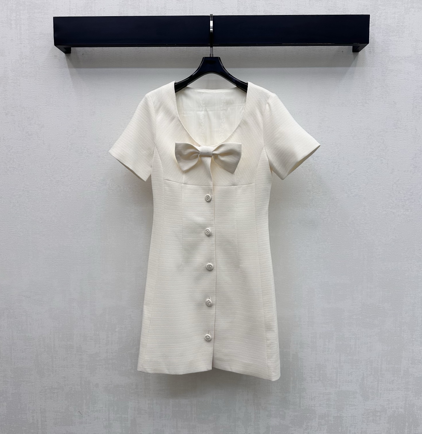 NO:794611,Valentin* 2026 new arrivals Bow dress dress customized YB imported material The texture is delicate and obvious The whole body is plain and the tailoring details are used to enhance the sophistication It is adjusted with the open cloth button design to add layering to the look The iconic bow decoration is embellished in the center of the chest to highlight the brand tone Development of fabric accessories Short-sleeved dress tailoring High-end temperament for date parties High version, valentino, skirts, T-shirt,19860909Valentin*2026新品上架蝴蝶结洋装连衣裙定制YB进口材质 肌理细腻明显 通体素色利用裁剪细节提升精致度 配合开襟本布纽扣调节设计 增添造型层次感 胸前居中点缀标志性蝴蝶结装饰 彰显品牌调性 面辅料开发 短袖连衣裙剪裁 约会聚会穿搭高级气质  高版本,,valentino,skirts,T-shirt,,Women's clothing