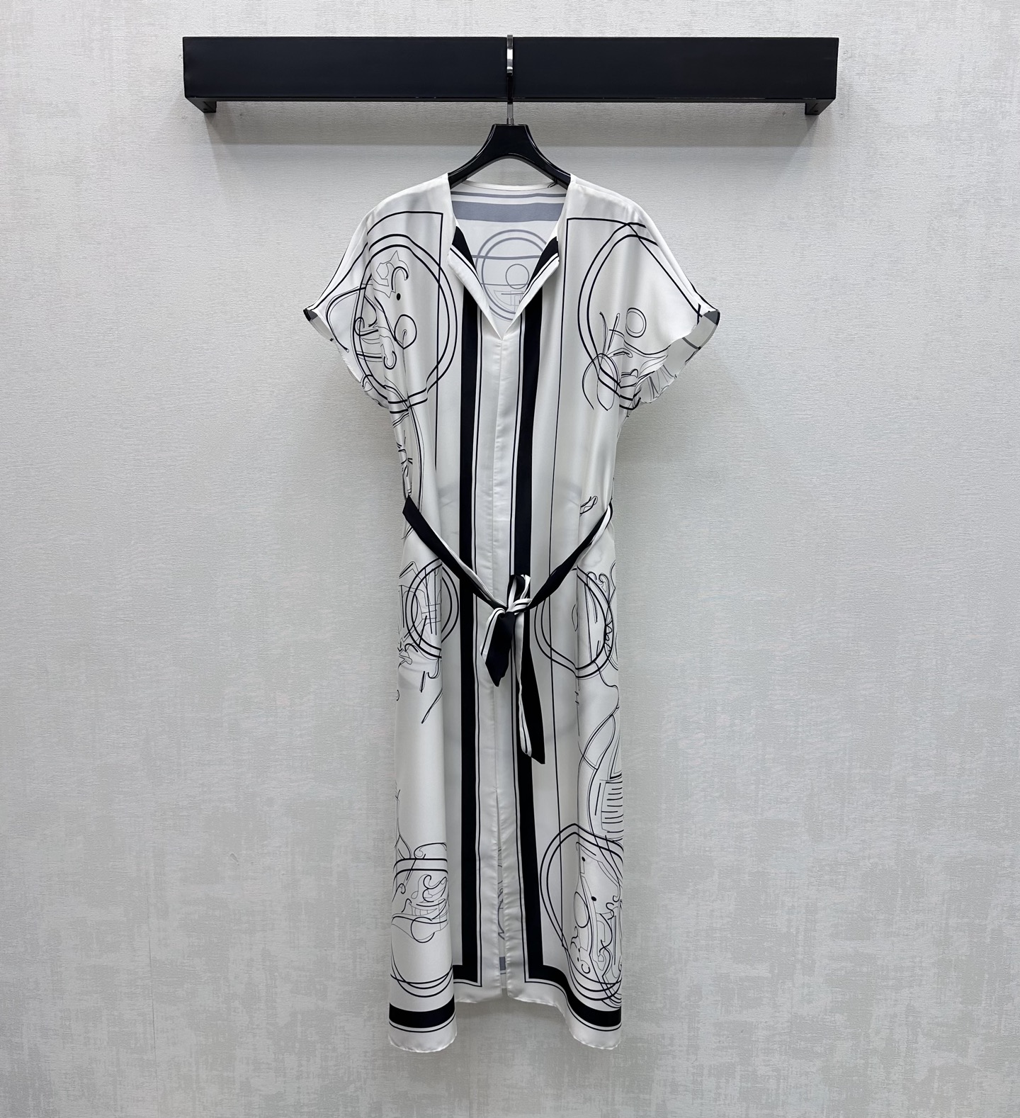 NO:794593,Herme*2026 new arrival silk printed lace-up dress, custom-made YB imported 100% mulberry silk material, comfortable texture, vertical and breathable, artistic line printing pattern throughout, instantly lighting up the overall rich visual effect, highlighting the brand tone. The neckline placket design is matched with the slit skirt and the original fabric belt to add layering to the look. The development of surface accessories. Round neck short-sleeved dress tailoring. Easily wear it for daily outings or vacations, creating an elegant and relaxed atmosphere.  High version 2 colors-,,hermes,skirts,T-shirt,real silk,19860909Herme*2026新品上架真丝印花系带连衣裙定制YB进口百分百桑蚕丝材质 质感舒适 垂顺透气 通体采用艺术感线条印花图案 瞬间点亮整体丰富视觉效果 彰显品牌调性 领口开襟设计配合开衩裙摆与本布腰带勾勒处理 增添造型层次感 面辅料开发 圆领短袖连衣裙剪裁 日常出街还是度假穿搭轻松穿出优雅松弛氛围感  高版本2色-,,hermes,skirts,T-shirt,real silk,,Women's clothing
