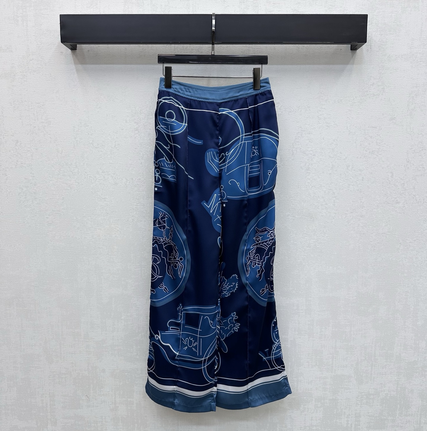 NO:794584,Herme*2026 new arrival silk printed straight trousers, customized YB imported 100% mulberry silk material, comfortable texture, vertical and breathable, artistic line printing pattern throughout, instantly lighting up the overall rich visual effect, highlighting the brand's tone, striped contrasting waistband design, webbing adjustment processing, adding layering to the look, surface accessories development, high-waisted straight trousers cut, can be matched with shirts from the same series, easily worn for daily outings or vacations, creating an elegant and relaxed atmosphere  High version-,,hermes,real silk,19860909Herme*2026新品上架真丝印花直筒长裤定制YB进口百分百桑蚕丝材质 质感舒适 垂顺透气 通体采用艺术感线条印花图案 瞬间点亮整体丰富视觉效果 彰显品牌调性 条纹撞色腰头设计织带调节处理 增添造型层次感 面辅料开发 高腰直筒长裤剪裁 可搭配同系列衬衣 日常出街还是度假成套穿搭轻松穿出优雅松弛氛围感  高版本-,,hermes,real silk,,Women's clothing