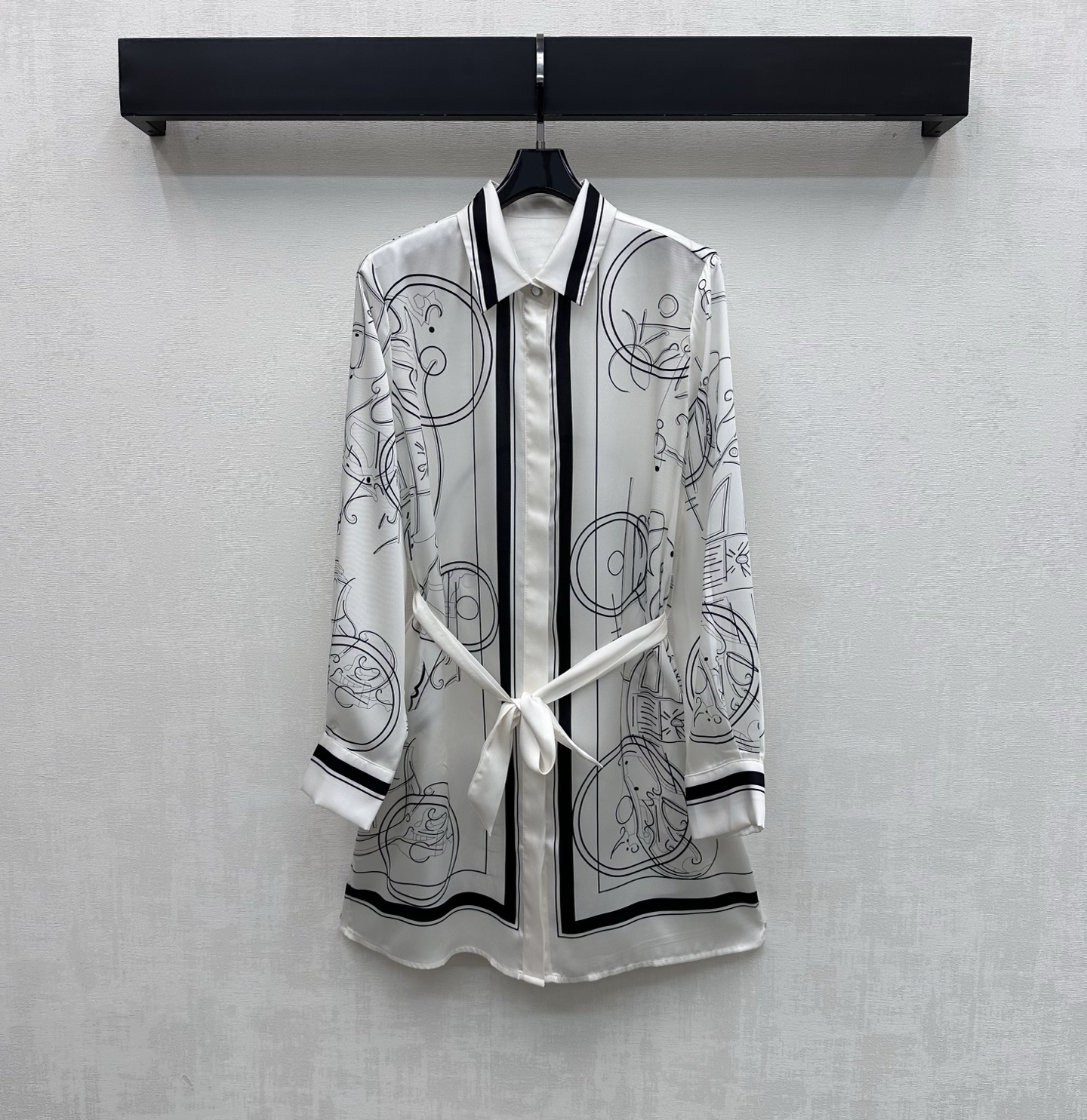 NO:794580,Herme*2026 new arrival silk printed belt shirt dress customized YB imported 100% mulberry silk material, comfortable texture, draped and breathable. The whole body is made of artistic line printing elements, which instantly brightens the overall rich visual effect and highlights the brand tone. The hidden placket button adjustment is used to match the fabric belt outline design to add layering to the shape. Surface accessories development. Lapel long-sleeved dress tailoring. Easily wear it for daily street or vacation, giving an elegant and relaxed atmosphere.  High version-,,hermes,skirts,real silk,19860909Herme*2026新品上架真丝印花腰带衬衣裙定制YB进口百分百桑蚕丝材质 质感舒适 垂顺透气 通体采用艺术感线条印花元素 瞬间点亮整体丰富视觉效果 彰显品牌调性 沿用隐藏式开襟纽扣调节配合本布腰带勾勒设计 增添造型层次感 面辅料开发 翻领长袖连衣裙剪裁 日常出街还是度假轻松穿出优雅松弛氛围感  高版本-,,hermes,skirts,real silk,,Women's clothing